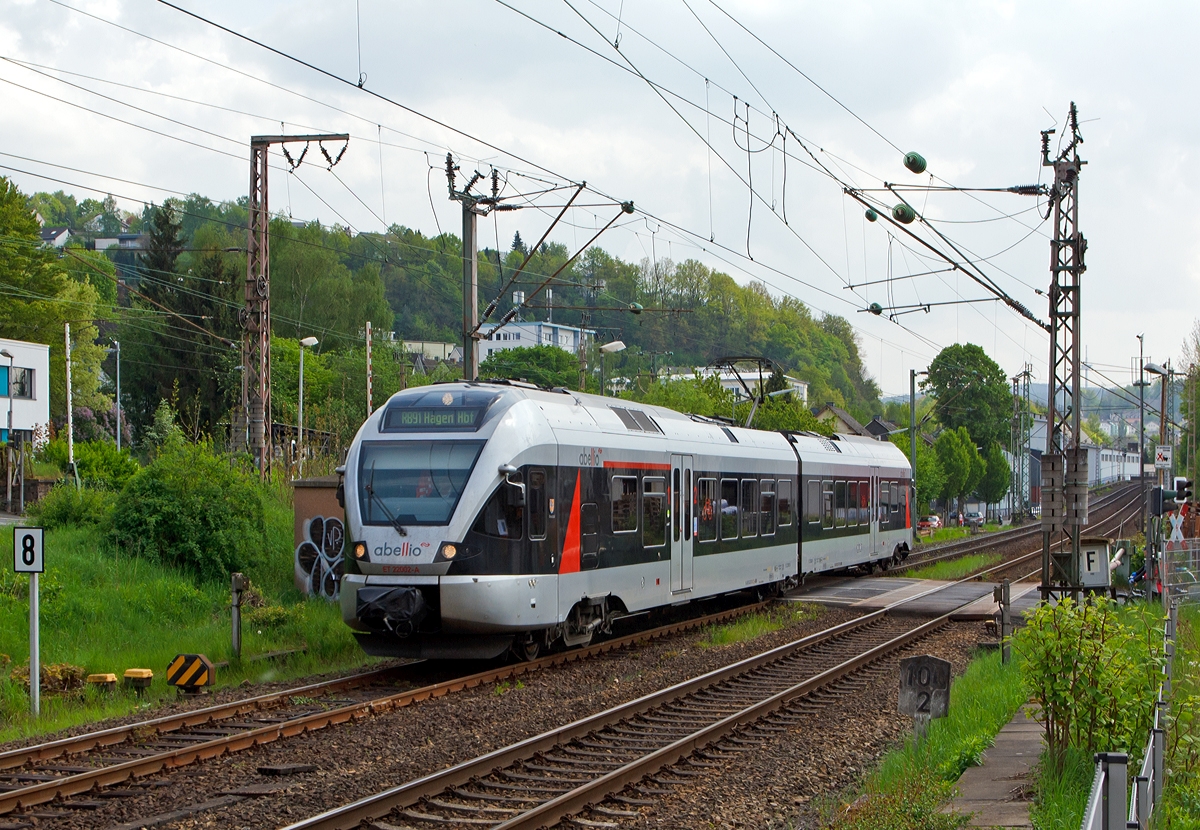 
Der ET 22 002  Kreuztal  (ein 2-teiliger Stadler Flirt EMU 2 ) der Abellio Rail NRW fährt als RB 91 -  Ruhr-Sieg-Bahn  die Verbindung Siegen - Hagen, hier am 01.05.2014  beim Bü 107 (km 104,231) in Siegen-Weidenau.