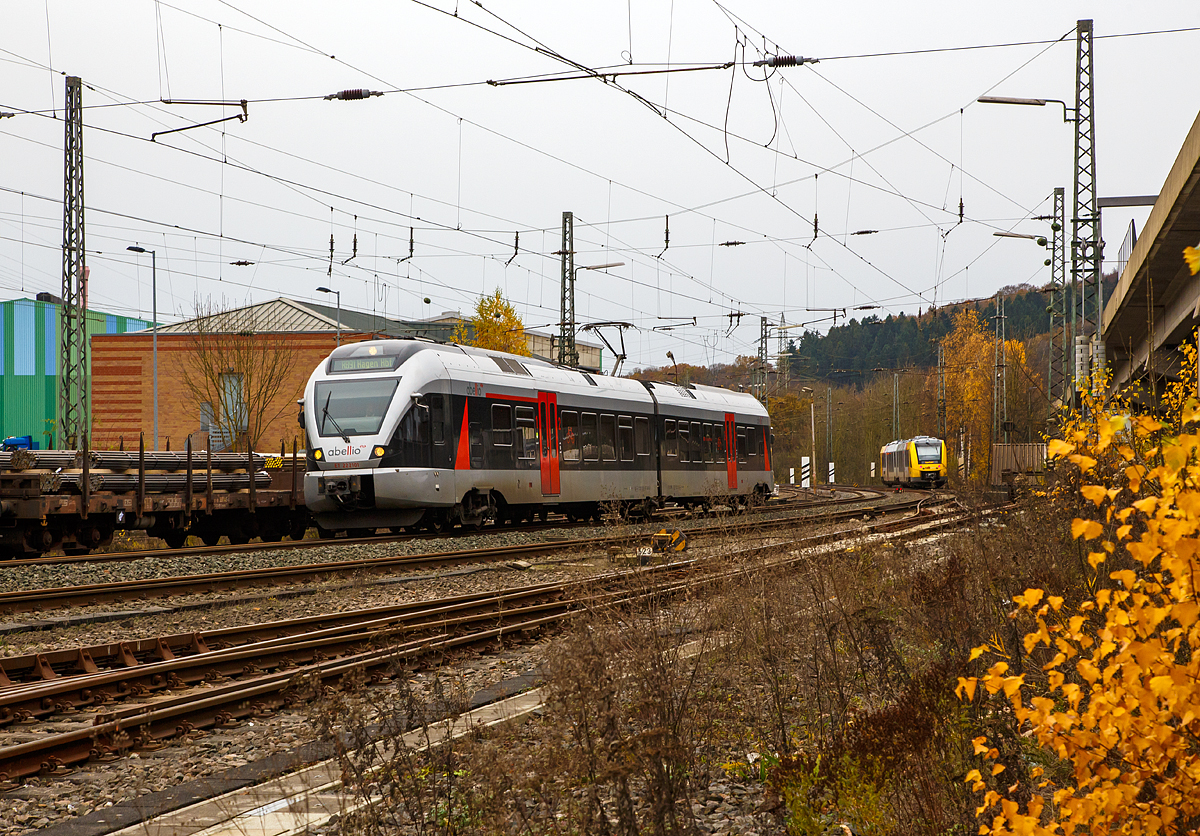 
Der ET 22 2101 (94 80 0426 100-4 D-ABRN / 94 80 0826 100-0 D-ABRN), ex ET 22 001, ein 2-teiliger Stadler Flirt der Abellio Rail NRW, fährt am 08.11.2015 als RB 91  Ruhr-Sieg-Bahn  (Siegen - Hagen) in Richtung Hagen und erreicht bald den Bahnhof Siegen-Geisweid. 

Rechts im Hintergrund fährt gerade der VT 502 (95 80 1648 102-9 D-HEB / 95 80 1648 602-8 D-HEB) ein Alstom Coradia LINT 41 der HLB (Hessische Landesbahn GmbH), auf Leerfahrt, in Richtung Siegen.