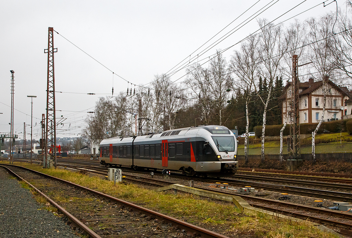Der ET 22 2102  Kreuztal  (94 80 0426 101-2 D-ABRN / 94 80 0826 101-8 D-ABRN), ex ET 22 002, ein 2-teiliger Stadler FLIRT der Abellio Rail NRW fährt am 15.01.2022 als RB 91  Ruhr-Sieg-Bahn  (Hagen - Siegen), von Kreuztal weiter in Richtung Siegen.

Es sind wohl die letzten Tage für den Triebzug bzw. für den Betreiber Abellio Rail NRW auf dieser Strecke. Im Rahmen der vorzeitigen Vertragskündigung zum 31. Januar 2022 werden die Linien RE 16 (Ruhr-Sieg-Express), und RB 91(Ruhr-Sieg-Bahn) ab dem 1. Februar 2022 wieder von der DB Regio NRW betrieben. Ich bin gespannt was ab  nächster Woche für Züge hier wieder fahren.

Ein Grund für die vorzeitige Vertragskündigung ist wohl auch, die neue IC-Verbindung im 2-Stunden-Takt, die zwischen Dillenburg und Iserlohn-Letmathe auch als RE 34 geführt wird und die Freigabe für alle Nahverkehr Tickets auf diesem Streckenabschnitt hat. So fielen die Verkehrsleistung für die Abellio weg. 
