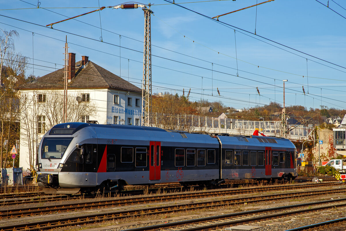 Der ET 22 2103  Essen  (94 80 0426 102-0 D-ABR / 94 80 0826 102-6 D-ABR), ex ET 22 002, ein 2-teiliger Stadler FLIRT der Abellio Rail NRW abgestellt am 12.11.2021 im Hauptbahnhof Siegen.

Der 2-teilige FLIRT wurde 2007 von der Stadler Pankow GmbH in Berlin unter der 37636 gebaut und 2014 wurde er modernisiert. Eigentümer ist die CBRail Leasing s.à.r.l. aus Luxembourg, von ihr hat die Abellio Rail NRW GmbH die Fahrzeuge gemietet bzw. geleast. Die kurze 2-teilige-Flirtvariante (BR 426.1) ist nur bei der Abellio Rail NRW im Einsatz, es gibt mittlerweile noch 2-teilige FLIRT u.a. in Polen bei der Łódzka Kolej Aglomeracyjna (LKA) diese sind aber FLIRT 3 und zudem haben die fast 4 m längeren Fahrzeuge ganz andere Technische Daten.

Technik:
Die Wagenkästen sind aus Aluminium-Strangpressprofilen, die Trieb- und Laufdrehgestelle sind luftgefedert. Die beiden Wagenteile sind durch ein Jakobs-Drehgestell verbunden. Es ist möglich, den Zug von vorne bis hinten ohne eine Stufe zu durchqueren. Der Niederfluranteil beträgt ca. 90 %. Vielfachsteuerung bis zu 3 Fahrzeugen.

Technische Daten:
Achsanordnung: Bo’2’2
Länge über Kupplung: 42.066 mm
Achsabstand im Drehgestell: 2.700 mm
Fahrzeugbreite: 2.880 mm
Fahrzeughöhe:  4.185 mm
Fußbodenhöhen: 760 mm (Niederflur am Einstieg) / 1.120 mm (Hochflur)
Triebraddurchmesser:  860 mm (neu) / 800 mm (abgenutzt)
Laufraddurchmesser: 750 mm (neu) / 690 mm (abgenutzt)
Dauerleistung am Rad: 1.000 kW
Max. Leistung am Rad: 1.300 kW
Anfahrzugkraft: 100 kN
Höchstgeschwindigkeit:160 km/h
Eigengewicht: 76 t
Anfahrbeschleunigung: 0,83 m/s²
Stromsystem:  15 kV, 16 2/3 Hz AC
Sitzplätze: 1. Klasse 16, 2. Klasse 68 plus 28 Klappsitze
Stehplätze: 107

Quelle: Stadler Rail