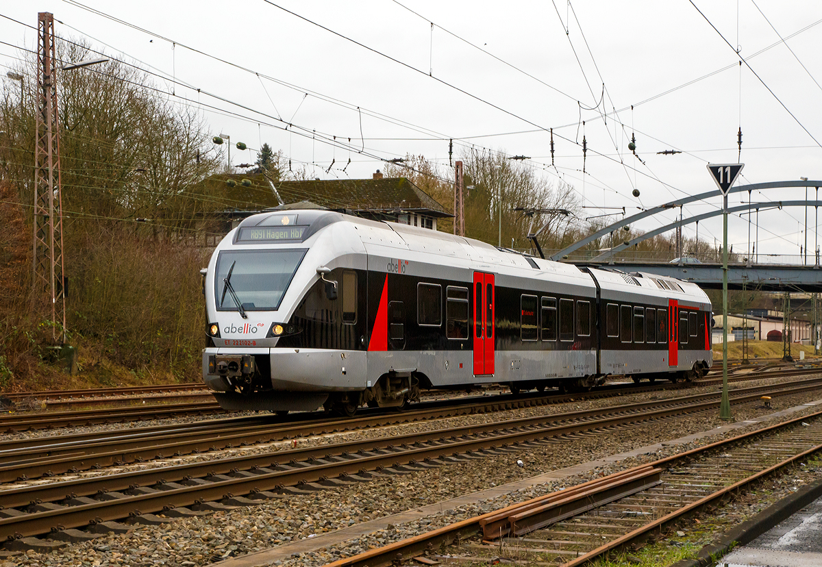 
Der ET 22 2104 (94 80 0426 103-8 D-ABRN / 94 80 0826 103-4 D-ABRN), ex ET 22 004, ein 2-teiliger Stadler Flirt der Abellio Rail NRW fährt am 05.01.2018, als RB 91  Ruhr-Sieg-Bahn  (Siegen - Hagen), und erreicht nun bald den Bahnhof Kreuztal.