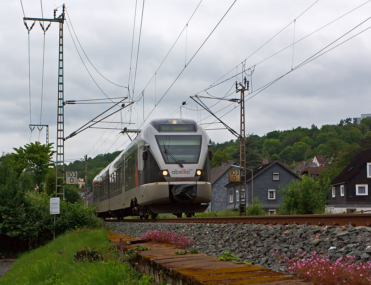 
Der ET 22003  Essen  ein 2-teiliger Stadler Flirt der Abellio Rail NRW am 30.05.2014 als RB 91  Ruhr-Sieg-Bahn   Hagen - Finnentrop - Kreuztal - Siegen, hier kurz vor dem  Bahnhof Siegen-Weidenau (fr�her H�ttental-Weidenau). 

Er f�hrt auf der KBS 440  Ruhr-Sieg-Strecke   Hagen - Siegen, hier noch auf der DB-Streckennummer 2800, ab Siegen-Weidenau bis Siegen dann DB-Streckennummer 2880.

Hinweis: Die Aufnahme entstand von einem Parkplatz aus, direkt am Fu�e der B�schung/Bahndamm.