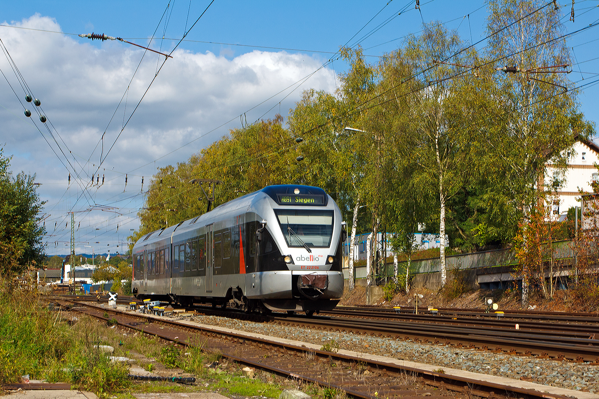 
Der ET 222104 (94 80 0426 103-8 D-ABRN / 94 80 0826 103-4 D-ABRN), ex ET 22 004, ein 2-teiliger Stadler Flirt der Abellio Rail NRW fährt am 29.09.2014 als RB 91  Ruhr-Sieg-Bahn  Hagen - Finnentrop - Kreuztal - Siegen, von Kreuztal weiter in Richtung Siegen Hbf. Er fährt auf der KBS 440  Ruhr-Sieg-Strecke  Hagen - Siegen.

Diese Fahrzeuge hat die Abellio über die CBRail Ltd. geleast. Der Triebzug wurde 2007 bei Stadler Pankow GmbH in Berlin unter der Fabriknummer 34639 gebaut. Er hat die EBA-Nummern EBA 05L14A 004 und EBA 05L14B 004.