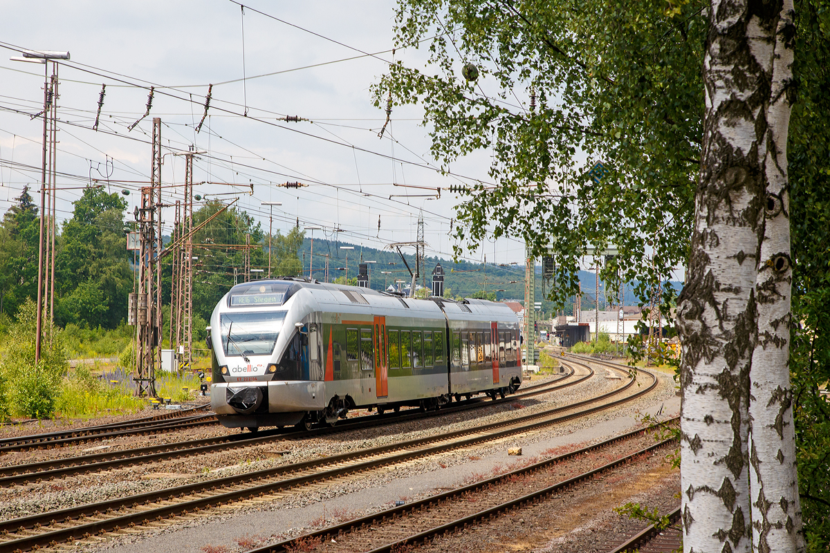 
Der ET 222104 (94 80 0426 103-8 D-ABRN / 94 80 0826 103-4 D-ABRN), ex ET 22 004, ein 2-teiliger Stadler Flirt der Abellio Rail NRW f�hrt am 18.06.2015, als RE 16  Ruhr-Sieg-Express  (Essen - Hagen - Siegen), von Kreuztal weiter in Richtung Siegen Hbf. Er f�hrt auf der KBS 440  Ruhr-Sieg-Strecke  Hagen - Siegen.

Diese Fahrzeuge hat die Abellio �ber die CBRail Ltd. geleast. Der Triebzug wurde 2007 bei Stadler Pankow GmbH in Berlin unter der Fabriknummer 34639 gebaut. Er hat die EBA-Nummern EBA 05L14A 004 und EBA 05L14B 004. 