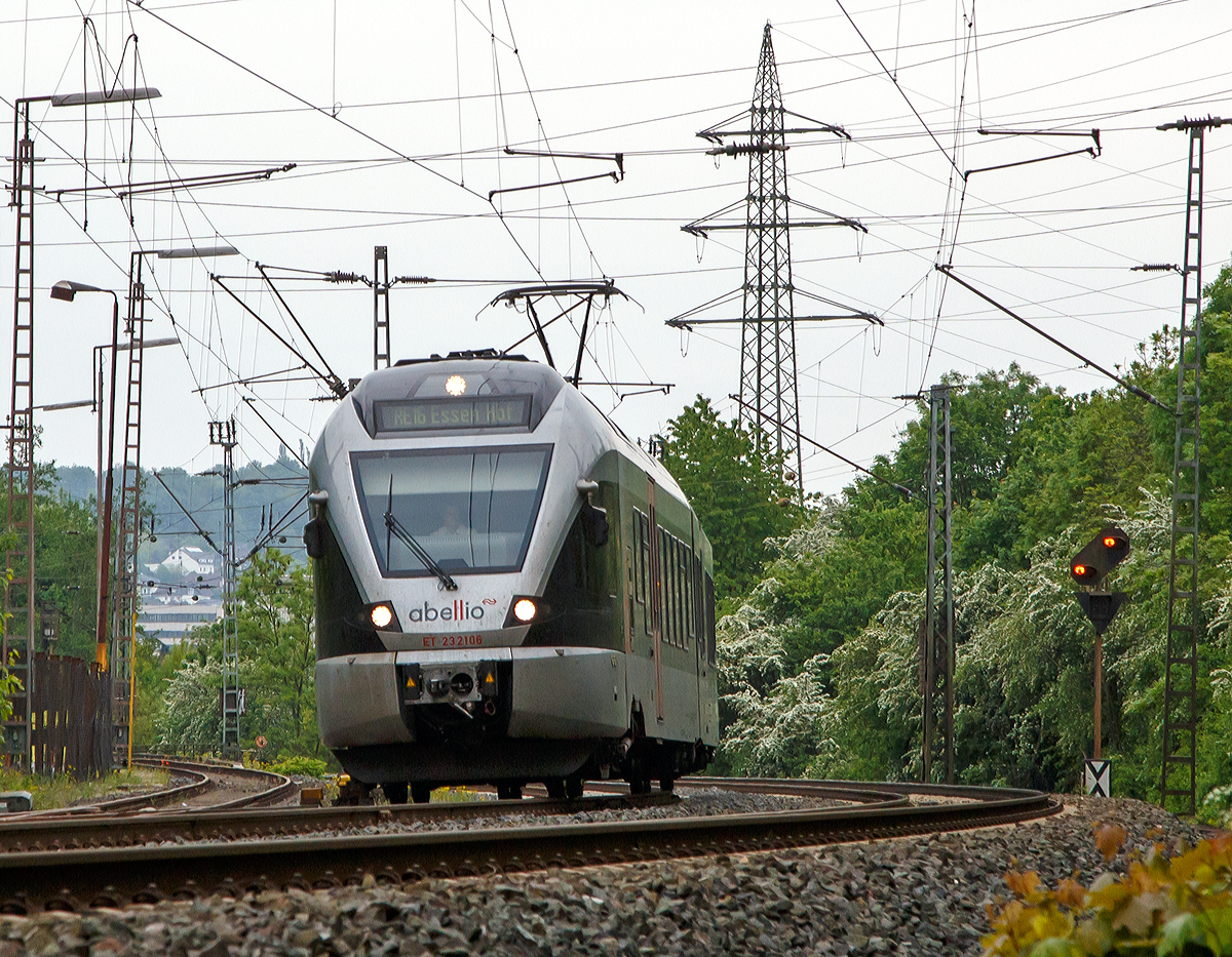 
Der ET 23 2106  Plettenberg , ex ET 23006, ein 3-teiliger Stadler Flirt der Abellio Rail NRW fährt am 16.05.2015 als RE 16  Ruhr-Sieg-Express  (Siegen – Hagen – Essen) durch Siegen-Geisweid.