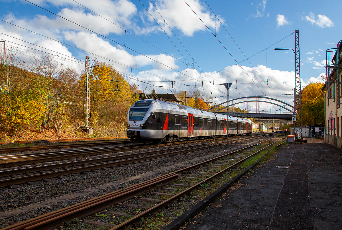 Der ET 23 2106  Plettenberg , ex ET 23006, ein 3-teiliger Stadler Flirt der Abellio Rail NRW fährt am 01.11.2021, als RB 91  Ruhr-Sieg-Bahn  (Siegen - Hagen) durch Kreuztal und erreicht gleich den Bahnhof Kreuztal. 

Der FLIRT wurde 2007 von Stadler Pankow GmbH in Berlin unter der Fabriknummern 37674 / 37673 / 37675 gebaut und wurde 2014 modernisiert. Der Triebzug ist von Macquarie Rail (vormals CBRail) geleast bzw. gemietet.

Technische Daten:
Spurweite: 1.435 mm (Normalspur)
Achsformel: Bo'2'2'Bo'
Länge über Scharfenberg-Kupplung: 58.166 mm
Breite: 2.880 mm
Höhe: 4.185 mm
Achsabstände im Drehgestell: 2.700 mm
Triebraddurchmesser: 860/800 mm (neu/abgenutzt)
Laufraddurchmesser: 750/690 mm (neu/abgenutzt)
Dauerleistung am Rad: 2.000 kW
Max. Leistung am Rad: 2.600 kW
Anfahrzugkraft: 200 kN
Max. Beschleunigung bis 80 km/h: 1,01 m/s²
Höchstgeschwindigkeit: 160 km/h
Leergewicht: 100 t
Speisespannung: 15 kV, 16 1/3 Hz
Sitzplätze: 16 (1. Kl.) / 116 (2. Kl.) / 45 Klappsitze