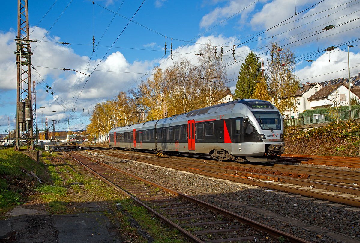 Der ET 23 2106  Plettenberg , ex ET 23006, ein 3-teiliger Stadler Flirt (BR 427) der Abellio Rail NRW fährt am 01.11.2021, als RB 91  Ruhr-Sieg-Bahn  (Siegen - Hagen) durch Kreuztal und erreicht gleich den Bahnhof Kreuztal. 

Der FLIRT wurde 2007 von Stadler Pankow GmbH in Berlin unter der Fabriknummern 37674 / 37673 / 37675 gebaut und wurde 2014 modernisiert. Der Triebzug ist von Macquarie Rail (vormals CBRail) geleast bzw. gemietet.

Technische Daten:
Spurweite: 1.435 mm (Normalspur)
Achsformel: Bo'2'2'Bo'
Länge über Scharfenberg-Kupplung: 58.166 mm
Breite: 2.880 mm
Höhe: 4.185 mm
Achsabstände im Drehgestell: 2.700 mm
Triebraddurchmesser: 860/800 mm (neu/abgenutzt)
Laufraddurchmesser: 750/690 mm (neu/abgenutzt)
Dauerleistung am Rad: 2.000 kW
Max. Leistung am Rad: 2.600 kW
Anfahrzugkraft: 200 kN
Max. Beschleunigung bis 80 km/h: 1,01 m/s²
Höchstgeschwindigkeit: 160 km/h
Leergewicht: 100 t
Speisespannung: 15 kV, 16 1/3 Hz
Sitzplätze: 16 (1. Kl.) / 116 (2. Kl.) / 45 Klappsitze
