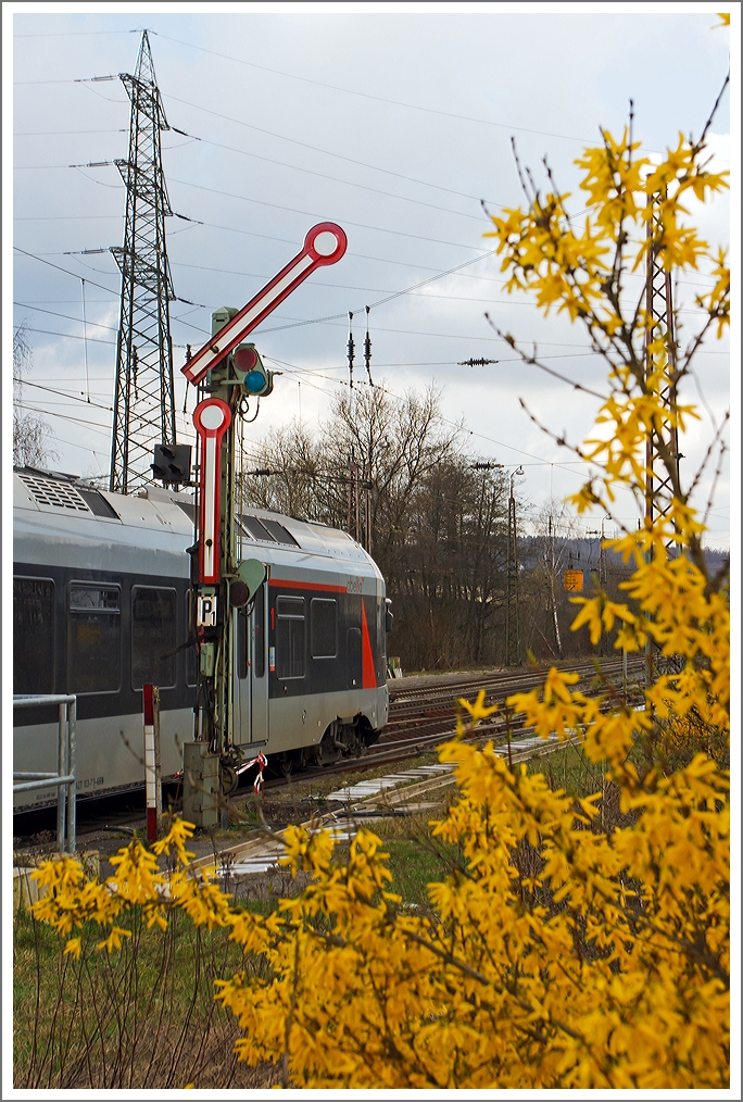 Der ET 23004 der Abellio Rail NRW GmbH  (ein 3-teiliger Stadler Flirt EMU 2 bzw. BR 0427), hat als RE 16  Ruhr-Sieg-Express   (Siegen - Kreuztal - Finnentrop - Hagen - Essen), am 24.03.2014 beim Ausfahrtsignal P1 vom Bahnhof Kreuztal  Hp 1  (Fahrt) und fährt in Richtung Hagen weiter. 

Das Signal (Hp 1) erlaubt die Fahrt mit der im Fahrplan zugelassenen Geschwindigkeit, sofern sie nicht durch andere Signale oder besondere Anordnungen eingeschränkt ist.
