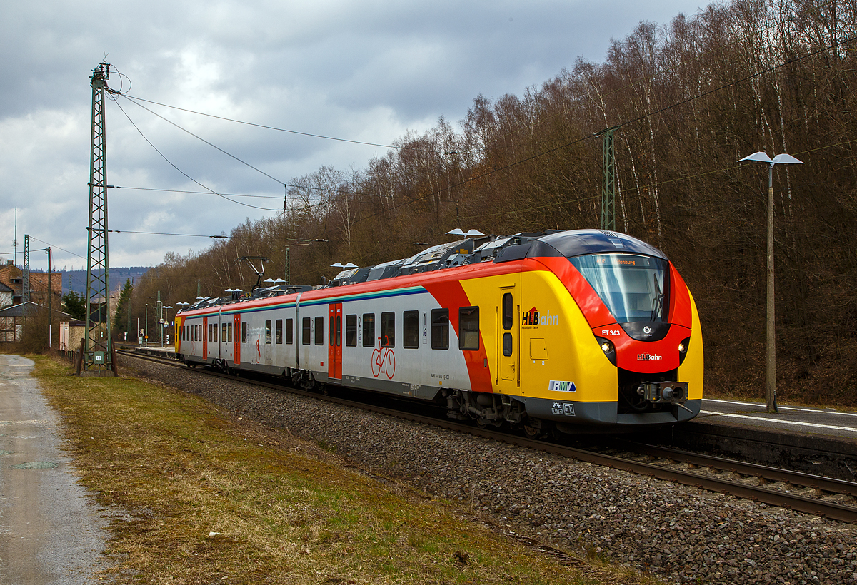 Der ET 343 (94 80 1440 343-0 D-HEB / 94 80 1441 843-8 D-HEB / 94 80 1441 843-8 D-HEB) ein dreiteiliger Alstom Coradia Continental der HLB (Hessische Landesbahn) verlässt am 26.03.202, als RB 95  Sieg-Dill-Bahn  Siegen - Dillenburg, den Bahnhof Dillbrecht in Richtung Dillenburg.

Der Triebzug wurde 2018 von ALSTOM Transport Deutschland GmbH in Salzgitter gebaut. Die Hessische Landesbahn hat insgesamt 30 neue Niederflur-Elektrotriebzüge vom Typ Alstom Coradia Continental gekauft, 17 vierteilige und 13 dreiteilige ET.

TECHNISCHE DATEN der BR 1440.3 (dreiteilig):
Hersteller: Alstom Transport Deutschland GmbH
Spurweite: 1.435 mm
Achsfolge: Bo‘(2‘)(Bo‘)Bo‘ in Klammern Jakobs-Drehgestelle
Länge über Kupplung: 56.900 mm
Breite: 2.920 mm
Drehzapfenabstände: 15.500 / 16.400 / 15.500 mm
Achsabstand im Enddrehgestell: 2.400 mm
Achsabstand im Drehgestell: 2.700 mm
Maximale Höhe (über SO): 4.280 mm
Eigengewicht: 119,8
Minimaler befahrbarer Gleisbogen Werkstatt/Betrieb: 100/150 m
Niederfluranteil: ca. 89 %
Sitzplätze: 173 (davon 12 in der 1. Klasse)
Stromsystem: 15 kV / 16,7 Hz
Höchstgeschwindigkeit: 160 km/h
Nennleistung: 2.520 kW
Anzahl Fahrmotoren: 6
Zugbeeinflussungs-System: LZB / PZB 90
