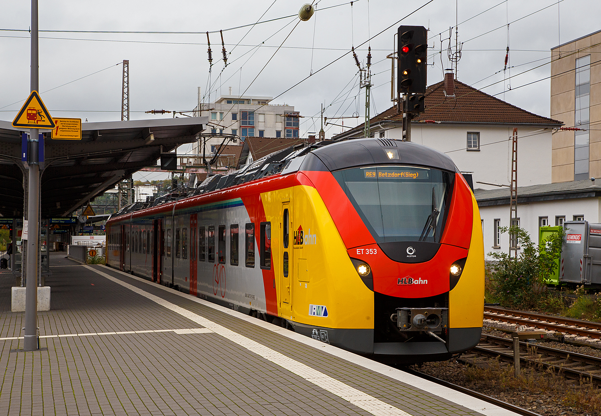 
Der ET 353 (94 80 1440 353-9 D-HEB / 94 80 1441 853-7 D-HEB / 94 80 1440 853-8 D-HEB) ein dreiteiliger Alstom Coradia Continental der HLB (Hessische Landesbahn) steht am 05.10.2020, als RE 9 nach Betzdorf (Sieg)  rsx / Rhein-Sieg-Express  , im Hbf Siegen zur Abfahrt bereit.

Zurzeit ist die Strecke zwischen Betzdorf und Wissen wegen Bauarbeiten gesperrt.