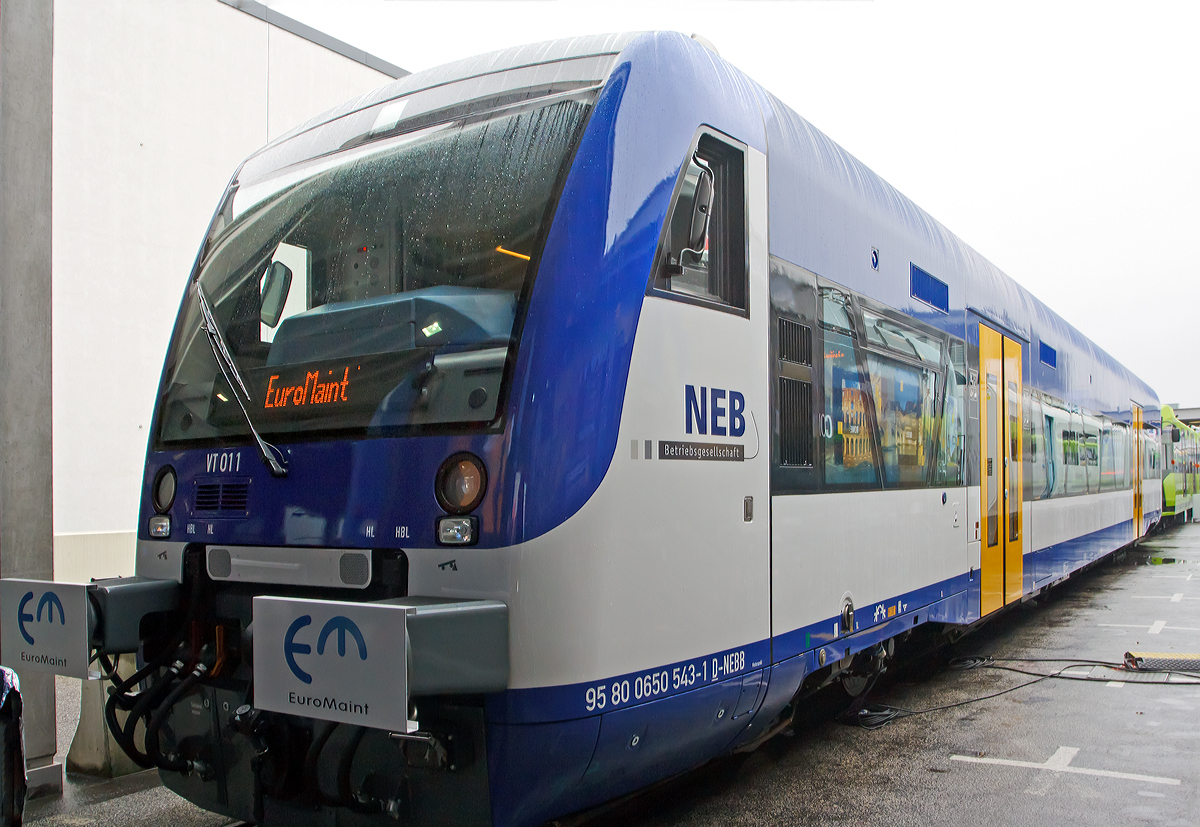
Der von der EuroMaint Rail GmbH modernisierte VT 011 (95 80 0650 543-1 D-NEBB) der NEB (Niederbarnimer Eisenbahn) wurde auf der InnoTrans 2014 in Berlin präsentiert (hier 26.09.2014).

Der Regionaltriebwagen Regio-Shuttle RS1 wurde 2000 von Adtranz unter der Fabriknummer BER 36869 und an die Alpha Trains Europa GmbH geliefert, die auch heute noch der Eigentümer ist und das Fahrzeug vermietet.

Der Regio-Shuttle RS1 ist ein vom Unternehmen Adtranz (ABB Daimler Benz Transportation) entwickelter und gebauter Dieseltriebwagen neuer Generation. Durch die Übernahme der Adtranz-Sparte durch Bombardier darf diese den Regioshuttle aus kartellrechtlichen Gründen seit 2001 nicht mehr fertigen, somit wurde die Rechte und die Produktion dann an Stadler Rail abgegeben.