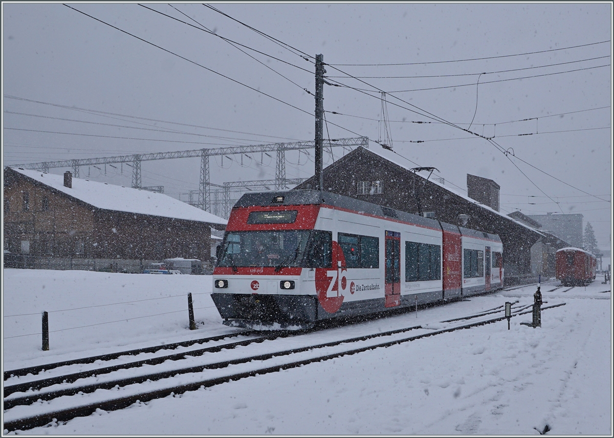 Der ex CEV Be 2/6 7004  Montreux, nun als Zentralbahn Be 125 013 unterwegs, verlässt bei garstigem Wetter Innterkirchen mit dem Ziel Meiringen.

Grundsätzlich möchte die Zentralbahn ihre Regionalzüge von Interlaken Ost bis Innertkichen durchlaufen lassen, was ja auch sinnvoll ist. Dem steht zur Zeit noch entgegen. dass die ehemalige MIB Strecke mit Gleichstrom elektrifiziert ist (im Gegensatz zur Wechselstromausrüstung der Brünigbahn). Bis zur früheren oder späteren Verwirklichung dieser durchgehenden Verbindung dürfte der ex CEV GTW Be 2/6 7004 eine gesicherte Zukunft im Mittelpunkt der Schweiz haben; und wer weiss, eines Tages kehrt er vielleicht an die Riviera zurück, zur Blonay-Chamby Bahn...

16. März 2021