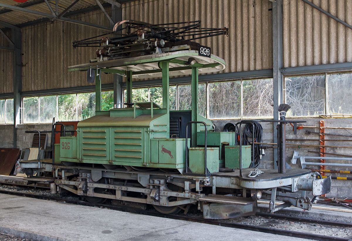 Der ex VBZ (Verkehrsbetriebe Z�rich) Schienentraktor Te 2/2 – 926, ex StStZ Te 2/2 – 926, der Museumsbahn Blonay-Chamby am 27.05.2012 im Museum Chaulin.

Der Te 2/2 Schienentraktor wurde 1935 von der damaligen St�dtische Stra�enbahn Z�rich (StStZ) selbst gebaut, der elektrische Teil ist von der Maschinenfabrik Oerlikon (MFO). Wegen ihres Aussehens erhielte die Fahrzeuge den Spitznamen  Der Bock .

TECHNISCHE DATEN:
Spurweite: 1.000 mm (Meterspur)
Gewicht: 9,3 t
H�chstgeschwindigkeit: 	36 Km/h
Leistung: 88 kW (2 x 44 kW)
Triebraddurchmesser: 	840 mm (neu)
Getriebe�bersetzung: 	1:4,277
Spannung: (urspr�nglich) 700 V DC, bei der BC 1000 V DC
