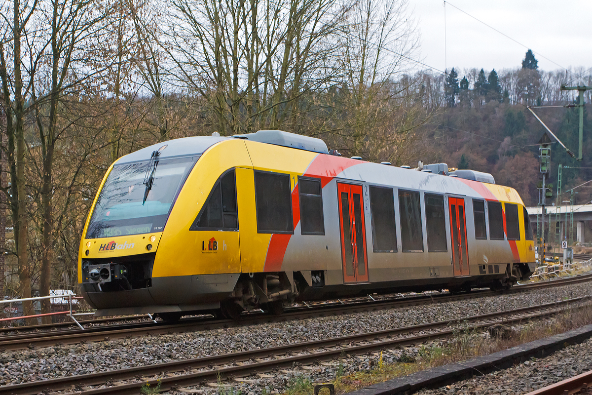 
Der ex vectus VT 207 (95 80 0640 107-8 D-VCT), nun ein  Alstom Coradia LINT 27 der HLB Hessenbahn GmbH (er trägt noch die NVR-Nr. der vectus) am 20.12.2014, als RB 95 Au/Sieg - Siegen (Umlauf HLB61653), kurz vor dem Erreichen der Endstation dem Hauptbahnhof Siegen. 

Der Treibwagen wurde 2004 von Alstom in Salzgitter unter der Fabriknummer 1187-007 gebaut. 

Einen lieben Gruß an den freundlichen Triebwagenführer zurück.