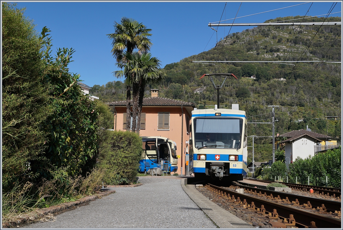 Der FART ABe 4/6 53 ist als Regionalzug 310 von Locarno nach Camedo unterwegs und hat Intragna erreicht, wo es einen Gegenzug abzuwarten gilt. 

10. Okt. 2019