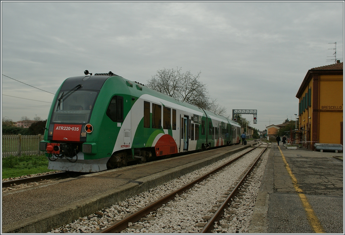 Der FER ATR 220 035 beim Halt in Brecello Viadana. 
14. Nov. 2013 