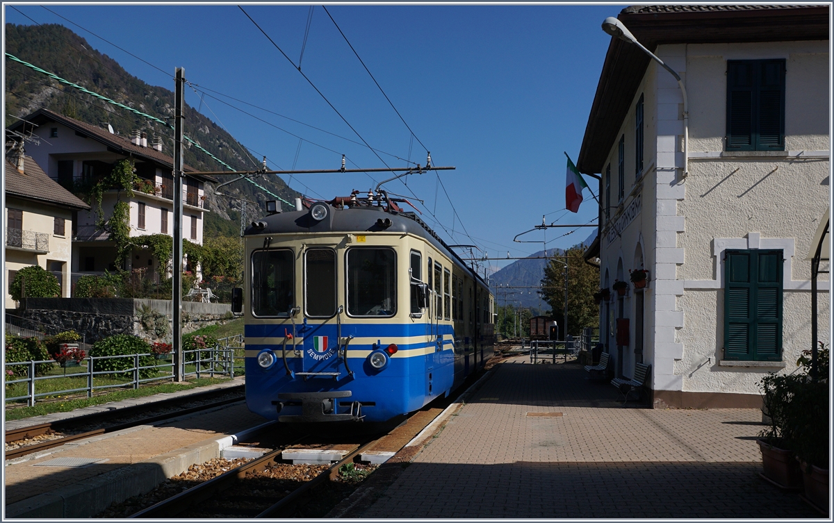 Der Ferrovia Vigezzina SSIF ABe 6/6 33 Sempione erreicht als Regionalzug 756 Malesco.
7. Okt. 2016