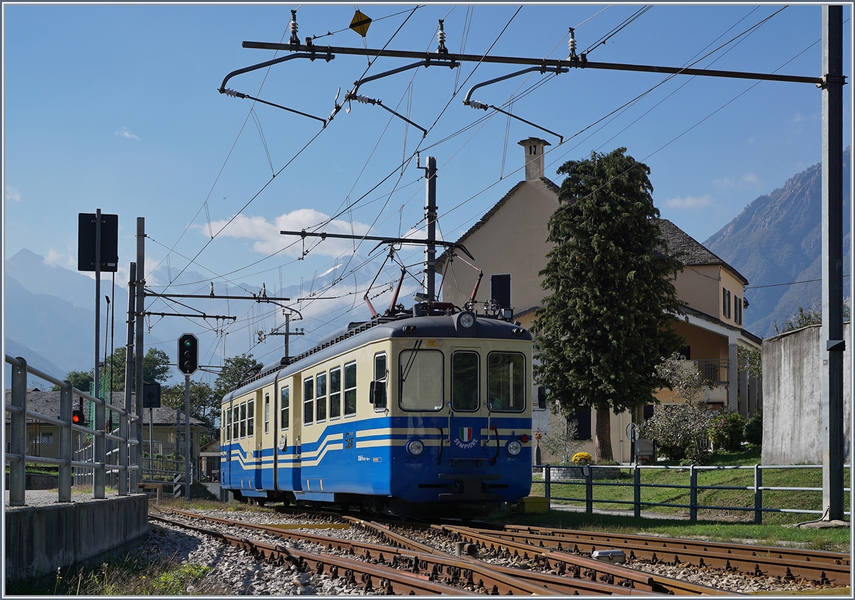 Der Ferrovia Vigezzina SSIF ABe6/6 33 Sempione verlässt Trontano Richtung Domodossola.
7. Okt. 2016