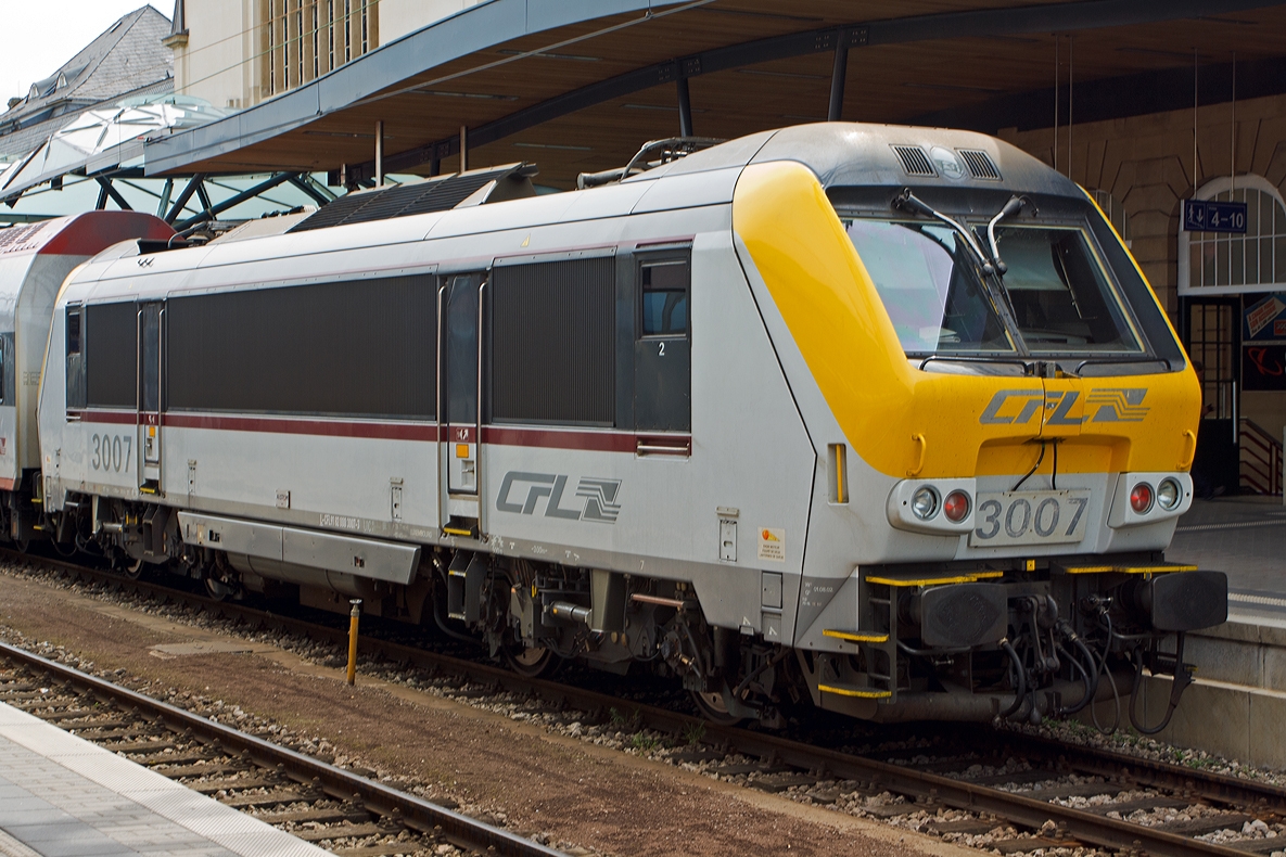 Der Fotograf hatte zuvor ein geeignetes Subjekt gefunden... 

Die CFL 3007 am 14.06.2013 im Bahnhof Luxembourg.
