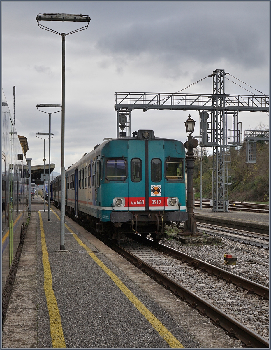 Der FS Trenitalia Aln 668 3217 steht mit weiteren Dieseltriebwagen in Borgo San Lorenzo und wartet auf einen nächsten Einsatz.
14. Nov. 2017