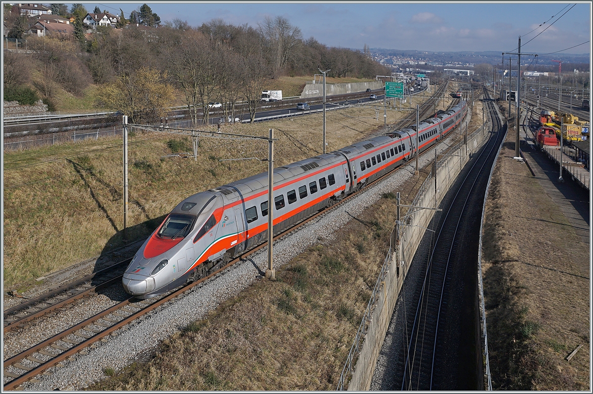 Der FS Trenitalia ETR 610 003 fährt kurz vor Denges-Ecahndens am Rangierbhanhof von Lausanne vorbei. Der Zug ist als Eurocity 32 auf dem Weg von Milano Centrale nach Genève Aéroport. 

4. Februar 2022