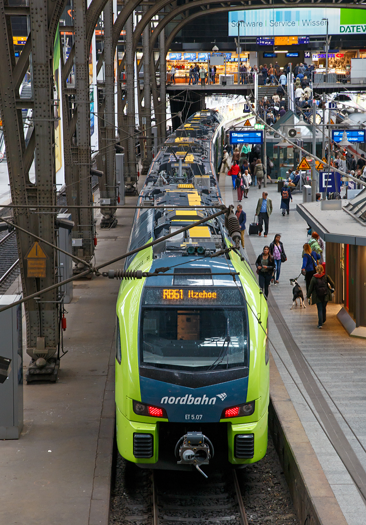 
Der fünfteilige Stadler FLIRT 3 – ET 5.07 der nordbahn (NBE nordbahn Eisenbahngesellschaft mbH & Co. KG) steht am 16.06.2015, als RB 61 (Hamburg – Pinneberg – Elmshorn – Glückstadt – Itzehoe), im Hbf Hamburg zur Abfahrt nach Itzehoe bereit. 

Der FLIRT wurde 2014 (Abnahmedatum 19.02.2015) von der Stadler Pankow GmbH in Berlin unter den Fabriknummern 40048 bis 40053 gebaut.  Diese Triebzüge sind Eigentum der BeNEX Deutschland GmbH in Hamburg und sind an die nordbahn vermietet. Es sind 7 fünfteilige und 8 sechsteilige Niederflurtriebzüge vom Typ FLIRT 3 für die nordbahn im Einsatz.
