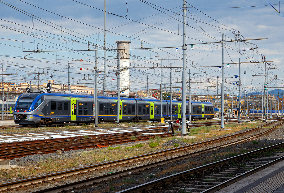 Der f�nfteilige Trenitalia „JAZZ“ ETR.425.076 erreicht am 13.07.2022 den Bahnhof Roma Termini. 