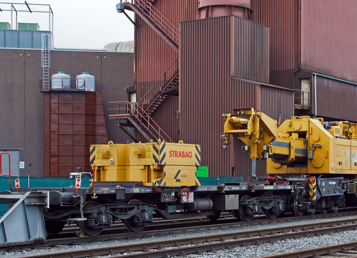 
Der Gegenlastwagen 99 80 9320 001-7 D-STRA  der STRABAG RAIL GmbH, zum 150 t Kirow Gleis- und Weichenbaukran KRC 1200+ „DONAU“, abgestellt am 25.12.2014 am KSW Bahnhof Siegen-Eintracht (Betriebsbereich Eisern-Siegener Eisenbahn).
Der Gegenlastwagen 2009  von Kirow Ardelt AG in Leipzig unter der Fabriknummer 152600 gebaut.

TECHNISCHE DATEN von dem Gegenlastwagen:
Spurweite: 1.435 mm
Eigengewicht: 20.500 kg
Maximale Nutzlast: 59,5 t
Anzahl der Achsen: 4
Länge über Puffer: 12.840 mm
Drehzapfenabstand: 8.000 mm
Achsabstand im Drehgestell: 1.800 mm
Bremse: KE – GPA - K
Höchstgeschwindigkeit: 100 km/h 
Zugelassen für Streckenklasse: CE oder höher
Kleinster befahrbarer Gleisbogen: R = 80 m