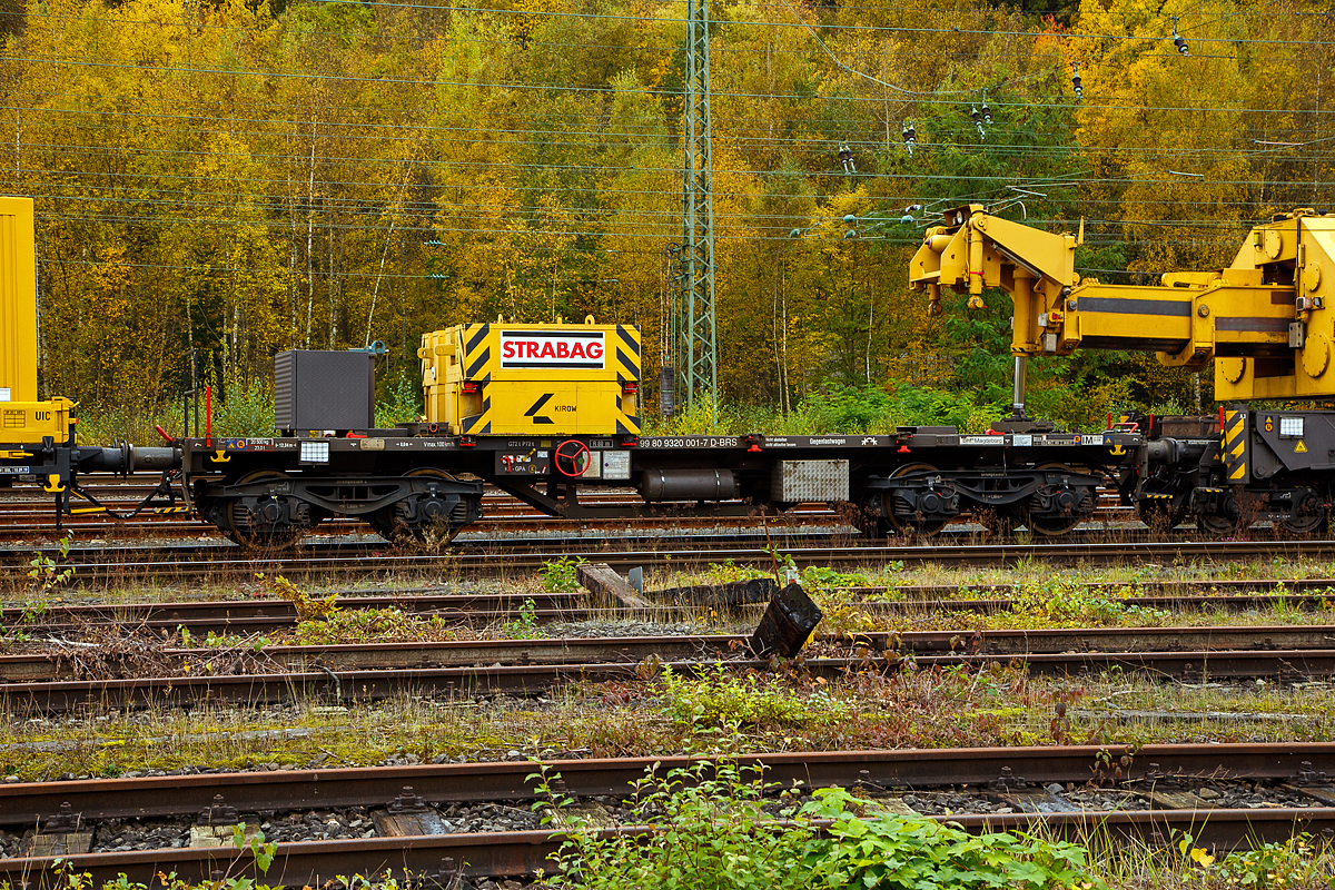 Der Gegenlastwagen 99 80 9320 001-7 D-BRS (ein vierachsiger Drehgestell-Flachwagen) der STRABAG RAIL GmbH zum 150 t Gleisbauschienenkran KIROW KRC 1200+ „Donau“ abgestellt am 27.10.2021 in Betzdorf (Sieg). Auf dem Wagen liegen die Gegengewichte zum Kran, aber auch der Kran stützt sich auf dem Wagen ab, dadurch wird die Achslast vom Kran reduziert.

Der Gegenlastwagen 2009 von Kirow Ardelt AG in Leipzig unter der Fabriknummer 152600 gebaut.

TECHNISCHE DATEN von dem Gegenlastwagen:
Spurweite: 1.435 mm
Anzahl der Achsen: 4 (in 2 Drehgestellen)
Länge über Puffer: 12.840 mm
Drehzapfenabstand: 8.000 mm
Achsabstand im Drehgestell: 1.800 mm
Laufraddurchmesser: 920 mm (neu)
Eigengewicht: 20.500 kg
Maximale Nutzlast: 59,5 t
Höchstgeschwindigkeit: 100 km/h
Zugelassen für Streckenklasse: CE oder höher
Bremse: KE – GPA (K)
Handbremse: Ja
Zugelassen für Streckenklasse: CE oder höher
Kleinster befahrbarer Gleisbogen: R = 80 m