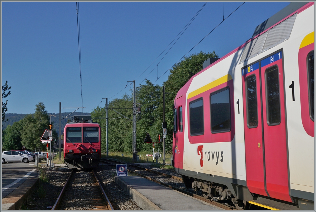 Der Gegenzug mit dem schiebenden TRAVYS RBDe 560 384-0 (RBDe 560 DO TR 94 85 7560 384-0 CH-TVYS)  Lac de Brenet  nach Le Brassus verlässt Le Pont. 

21. Juli 2022