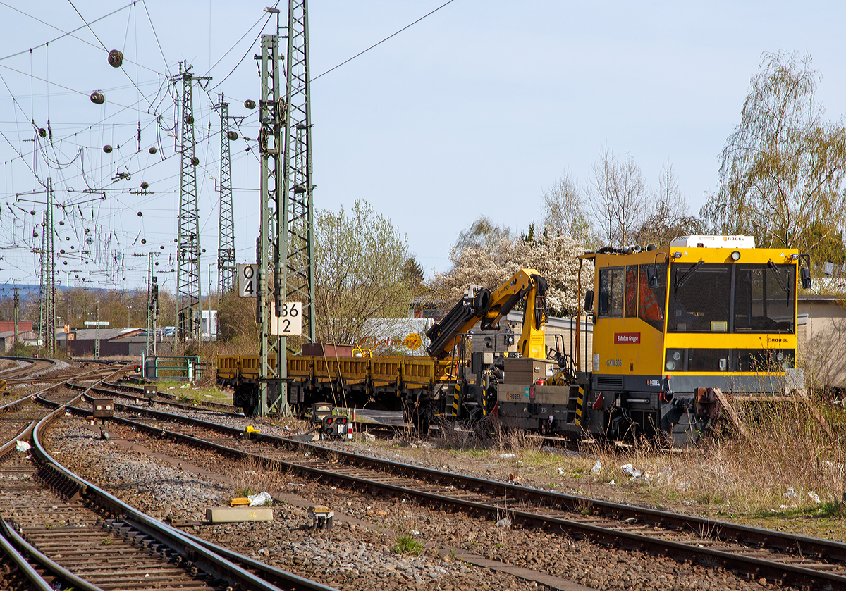
Der GKW 305 bzw. Gleisarbeitsfahrzeug Robel BAMOWAG 54.22 (Schweres Nebenfahrzeug Nr. 97 17 56 024 17-2 ) der DB Bahnbau Gruppe GmbH, mit angehängten Wagen der Gattung Res-x 687, ist am 12.04.2015 beim Bahnhof Neuwied abgestellt.

Der Robel 54.22 wurde 2005 gebaut.

Technische Daten:
Spurweite: 1.435 mm
Achsanordnung: B
Länge über Puffer: 13.100 mm
Achsstand: 7.500 mm
Höchstgeschwindigkeit: 100 km/h
Zur Mitfahrt zugelassene Personen: 6
Eigengewicht: 30 t
Hydraulischer Ladekran: 10 t Hubkraft
Nutzlast: 5 t
Kleinster befahrbarer Gleisbogen: R 80
Zugelassen für Streckenklasse: C2, CM2 und höher