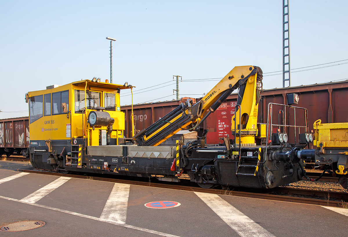 
Der GKW 315 der DB Bahnbau Gruppe GmbH (Gleiskraftwagen) bzw. Gleisarbeitsfahrzeug Robel BAMOWAG 54.22 (Schweres Nebenfahrzeug Nr. 97 17 56 028 17-3), mit angehangen Wagen der Gattung Res, ist am 28.08.2018 beim ICE-Bahnhof Montabaur abgestellt.

Der Robel 54.22 wurde 2004 von der ROBEL Bahnbaumaschinen GmbH (Freilassing) unter der Fabrik-Nr. 54.22 – 32 - BH011 gebaut.

Technische Daten:
Spurweite: 1.435 mm
Achsanordnung: B
Länge über Puffer: 13.100 mm
Achsstand: 7.500 mm
Treibraddurchmesser (neu): 840 mm
Höchstgeschwindigkeit: 100 km/h
Zur Mitfahrt zugelassene Personen: 6
Eigengewicht: 30 t
Nutzlast: 5 t
Bremse: KE-GP mZ
Kleinster befahrbarer Gleisbogen: R = 80m
Zugelassen für Streckenklasse: C2, CM2 und höher

Hydraulischer Ladekran: 
Typ:  Palfinger PK21502, 
Max. Hubmoment: 197,5 kNm (20,1 mt), 
Max. Reichweite hydraulisch 21,3 m
