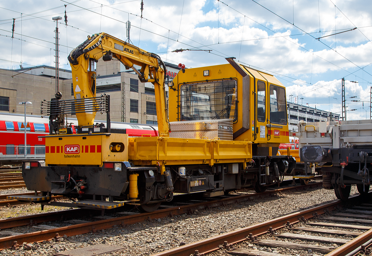
Der Gleiskraftwagen SKL 26 LK (BA 292 - Motor MAN, Getriebe ZF), Schweres Nebenfahrzeug Nr. 99 80 9685 009-9 D-KAF, der KAF Falkenhahn Bau AG (Kreuztal), ex DR 29.2.020, steht mit zwei Kla 03 Gleiskraftwagenanhänger am 12.05.2019 beim Hbf Siegen.

Der SKL 26 LK Gleiskraftwagen wurde 1993 von der Deutschen Reichbahn Gleisbaumechanik Brandenburg (heute GBM Gleisbaumechanik Brandenburg/H. GmbH) unter der Fahrgestell-Nr. 29.2.0020 gebaut. Zum 01.01.1994 ging er zur DB AG (GB Bahnbau) als DB 29.1.044 über. Über die Eisenbahn-Service Gesellschaft (ESG) kam er 2018 zur KAF Falkenhahn Bau AG.
