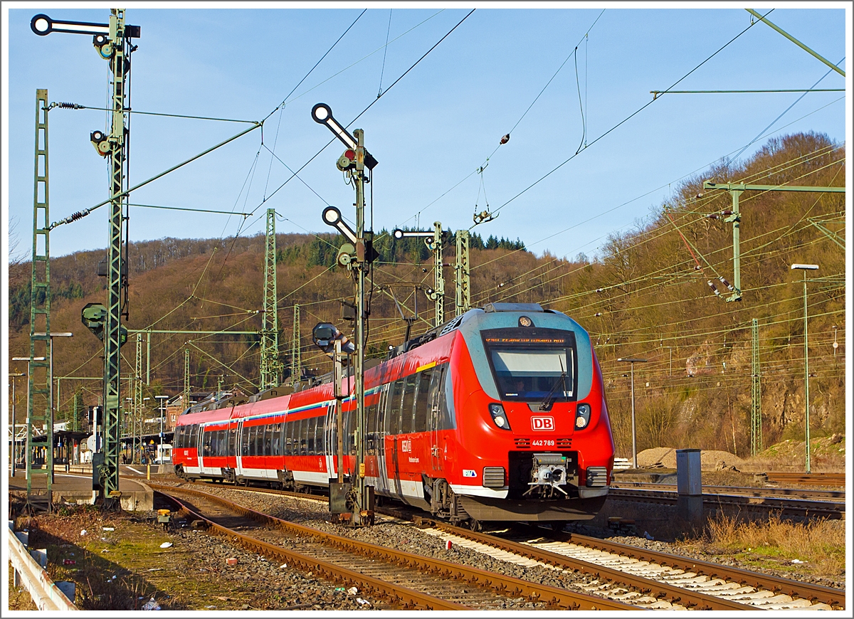 Der  Hamster  442 789 / 442 289 ein vierteiliger Bombardier Talent 2 der DB Regio Hessen als SE 40 Mittelhessen-Express beginnt gerade vom Bahnhof Dillenburg seine Reise nach Frankfurt am Main Hbf, hier am 24.02.2014. 

Der SE 40 Mittelhessen-Express verkehrt auf den Strecke Dillenburg - Gießen - Frankfurt, in Gießen wird er in der Regel mit dem SE 30 Mittelhessen-Express Treysa - Gießen - Frankfurt
 (SE 30) zusammengekuppelt und fahren dann auf dem Rest der Strecke gemeinsam. In der Gegenrichtung werden die Züge entsprechend in Gießen getrennt. 
