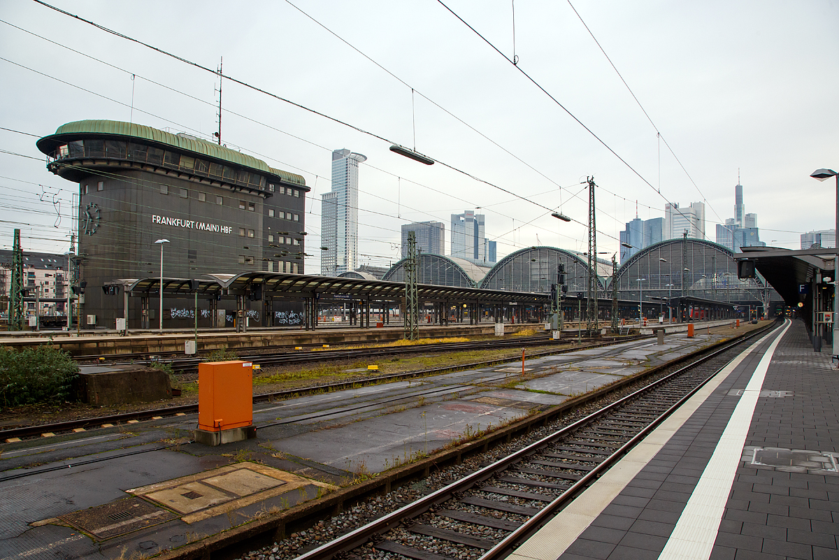 
Der Hauptbahnhof Frankfurt am Main am 16.12.2017. 

Links das Stellwerk Frankfurt (Main) Hbf am 07.12.2013. Das 20 Meter hohe Bauwerk wurde 1957 gebaut, bis 2005 war das Stellwerk besetzt, heute wird das Stellwerk aus der Betriebszentrale Frankfurt am Main von sechs Fahrdienstleitern und einem Knotendisponenten fernbedient. 