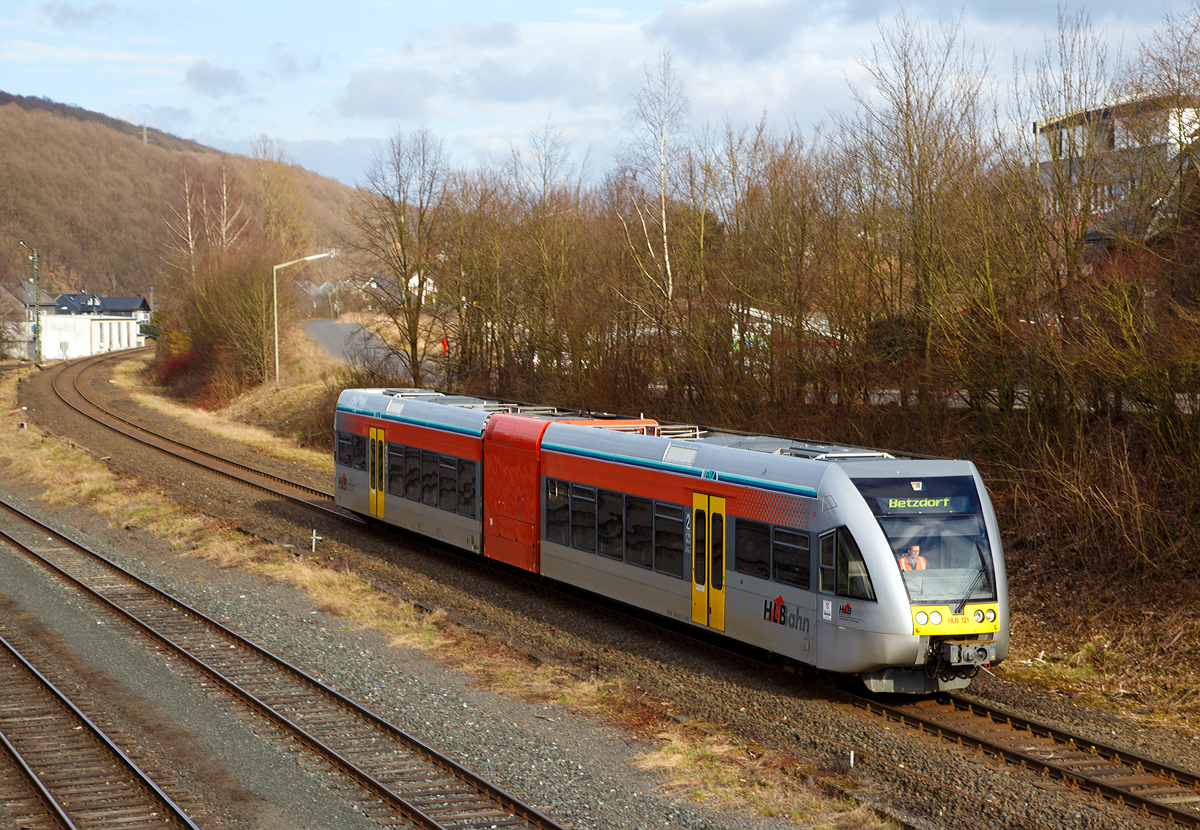 
Der HLB 121 bzw. VT 526 121  (95 80 0946 421-4 D-HEB / 95 80 0646 421-7 D-HEB / 95 80 0946 921-3 D-HEB) ein  Stadler GTW 2/6 der HLB (Hessische Landesbahn GmbH) fährt am 15.03.2016, als RB 96  Hellertalbahn   die Verbindung Dillenburg - Haiger - Neunkirchen - Herdorf - Betzdorf), hier erreicht er nun bald den Bahnhof Herdorf. 

Der Triebzug wurde 2000 von der Deutsche Waggonbau AG (DWA) unter der Fabriknummer 526/003 gebaut.