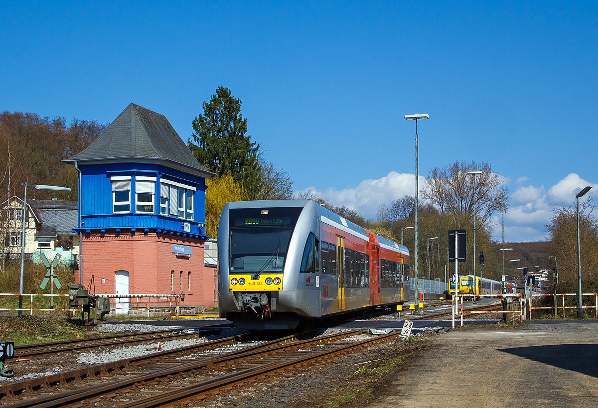 
Der HLB 123 bzw. VT 526 123 (95 80 0946 423-0 G-HEB / 95 80 0646 423-3 D-HEB / 95 80 0946 923-9 D-HEB) ein Stadler GTW 2/6 der HLB (Hessische Landesbahn GmbH), ex vetus VT 123, verlässt am 09.04.2016, als RB 90  Westerwald-Sieg-Bahn  nach Limburg an der Lahn, den Bahnhof Westerburg. Links das Stellwerk Westerburg Ws (Süd).