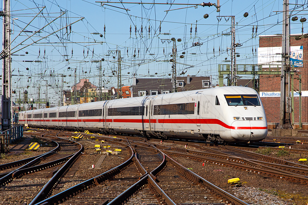 
Der ICE 2   Görlitz   Tz 235 (BR 402) fährt am 08.03.2015 als ICE 941 (Köln Hbf - Dortmund - Hannover - Berlin Hbf) Steuerwagen voraus in den Hauptbahnhof Köln ein. 