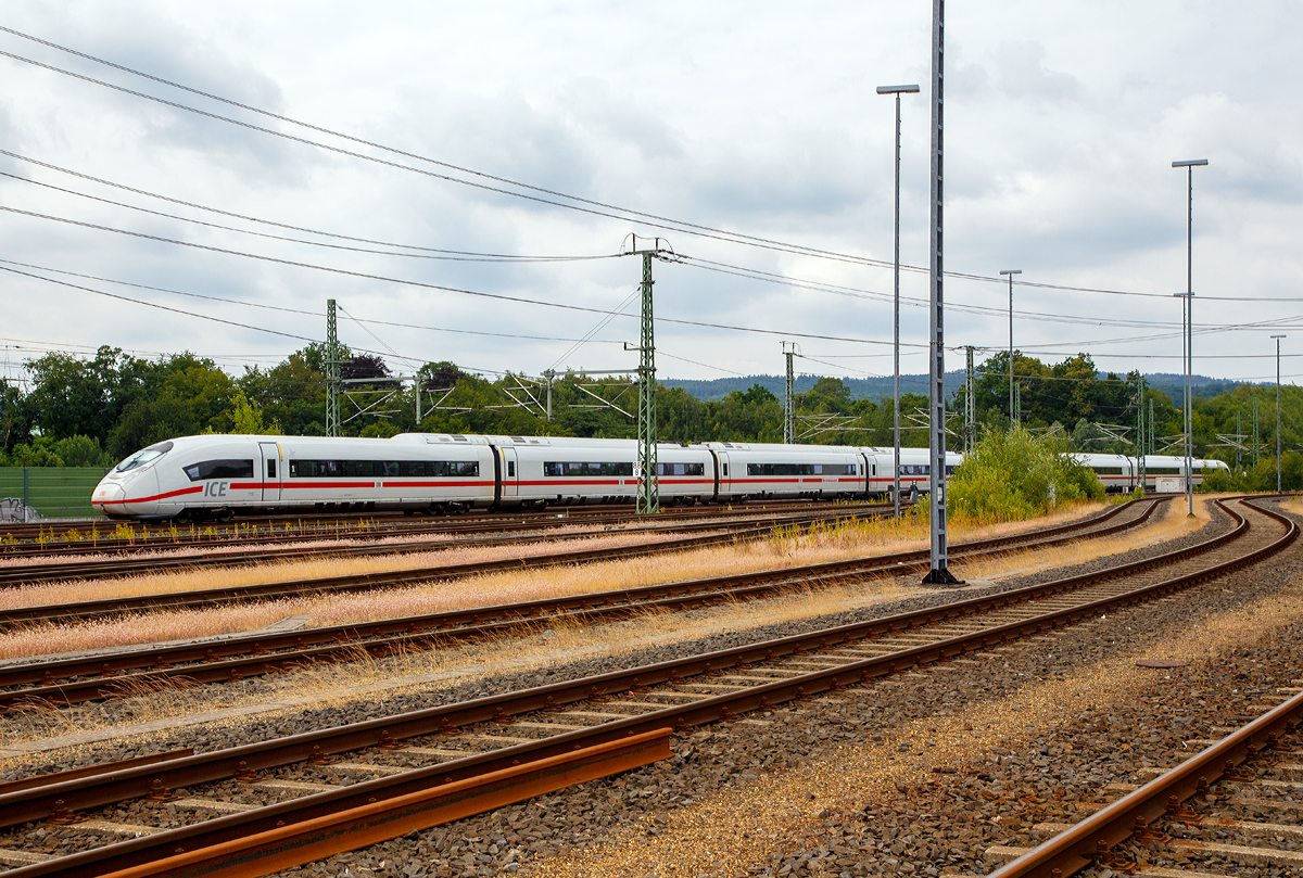 
Der ICE 3 (MS) - Tz 715  der BR 407 bzw. Siemens Velaro D zischt am 07.07.2019 durch Montabaur in Richtung Köln.

Die Baureihe 407 ist eine Baureihe von Hochgeschwindigkeitszügen der ICE-Flotte der Deutschen Bahn mit Zulassung für Frankreich. Vom Hersteller Siemens Rail Systems, werden sie als Velaro D (D für Deutschland) bezeichnet. Die Züge wurden von der Deutschen Bahn der ICE-3-Flotte zugeordnet und als „ICE 3 (MS bezeichnet. Sie sind dem von Siemens und Bombardier gebauten ICE 3M sehr ähnlich, jedoch eine Neukonstruktion, da der alleinige Hersteller Siemens die Patente von Bombardier nicht übernehmen konnte. 

Die Viersystemfahrzeuge werden im Verkehr in Deutschland und Frankreich eingesetzt. Geplant war auch mal ein Verkehr nach London mit diesen Triebzügen.

Die Deutsche Bahn erteilte Siemens den Auftrag über 17 dieser 
achtteiligen Hochgeschwindigkeitszügen vom Typ Velaro D für den nationalen und internationalen Einsatz. Der Zug Velaro für Deutschland (BR 407) basiert auf der Velaro-Plattform, einem
der schnellsten im Betriebseinsatz stehenden Hochgeschwindigkeitszüge der Welt. Neben den Velaro D hat Siemens noch 26 Velaro E (Spanien), 60 Velaro CN (China), 16 Velaro RUS (Russland), 7 Velaro TR (Türkei), sowie 17 Eurostar e320 erfolgreich verkauft.

Die aus Aluminium-Wagenkästen gefertigten Züge wurden nach aktuellen TSI-Richtlinien konzipiert. Dazu gehört die neue Aluminiumkonstruktion des Kopfbereiches der Endwagenkästen, die zugunsten der Einbringung von Crashmodulen (Aufprallschutz) geändert wurde. Bei den Bugklappen wird die bisher vertikale durch eine horizontale Teilung ersetz, das Vorschieben der Kupplung per Teleskopstange entfällt.

Die geplante zulässige Höchstgeschwindigkeit liegt bei 320 km/h beim Betrieb mit Wechselstrom und bei 220 km/h beim Betrieb mit Gleichstrom. Zugelassen sind die Züge für 200 km/h beim Betrieb mit Gleichstrom. Die bereits bei allen anderen Velaros verwendeten Trieb- und Laufdrehgestelle des Typs SF 500 werden umfassend überarbeitet auch im Velaro D eingesetzt. Dafür wurden die Radsatzwellen neu konstruiert und mit Fahrwerküberwachungs- und -diagnosesystem ausgerüstet. Neben generatorischen Bremsen, die Triebzüge Wirbelstrombremsen und pneumatische Reibungsbremsen mit Scheibenbremsen. In einem Triebzug werden jeweils der erste, dritte, sechste und achte Wagen angetrieben. Die Zugkraft und Traktionsleistung wurden für Steigungen bis zu 40 ‰ ausgelegt.

Die Züge können unter vier Bahnstromsystemen verkehren (25/15 kV Wechselspannung, 1,5/3 kV Gleichspannung). Die Traktionsleistung unter Wechselstrom liegt bei 8 MW je Halbzug, unter Gleichstrom bei 4,2 MW. Die maximale elektrische Rückspeisung wird mit 8,8 MW angegeben. Die beiden Wechselstrom-Stromabnehmer für 15 bzw. (weitere zwei) 25 kV werden auf den Mittelwagen 4 und 5 angeordnet. Die beiden Gleichstrom-Stromabnehmer sind auf den Trafowagen 2 und 7 angeordnet. Im Wechselstrom-Betrieb versorgt jeder der beiden Haupttransformatoren dabei die Stromrichter, die über wiederum zwei voneinander unabhängige Zweige jeweils zwei Fahrmotoren speisen. Im Gleichstrombetrieb erfolgt die Einspeisung der elektrischen Energie direkt in die Zwischenkreise der Umrichter.Die zwangsbelüfteten Asynchronmotoren werden aus wassergekühlten IGBT-Stromrichtern über Gleichspannungs-Zwischenkreise gespeist.

Gegenüber den vorherigen ICE-3-Zügen wurde die Konstruktion der Wagen auf zwei Grundformen (End- bzw. Mittelwagen) reduziert. Eine von der Leittechnik unabhängige Notsteuerung soll die Weiterfahrt im Brand- und Störungsfall unter Einschränkungen ermöglichen. Die Sicherheitsschleifen wurden gegenüber der bestehenden ICE-3-Flotte um eine Brandmeldeschleife ergänzt, mit denen die elektrischen Unterflurcontainer überwacht werden. Die bisherigen Funktelefone für das Zugpersonal entfallen und werden durch feste Sprechstellen ersetzt. Als erste Velaro-Variante erhält der Velaro D Spitzensignale in LED-Technik.

Nach Herstellerangaben verbraucht der Triebzug 0,33 Liter Benzinäquivalent je Sitzplatz pro 100 Kilometer.

TECHNISCHE DATEN:
Baujahre: 2009–2012
Anzahl: 17
Spurweite: 1.435 mm
Länge über Kupplung: 200.720 mm (200,72 m)
Höhe: 4.343 mm (über SOK)
Breite: 2.924 mm
Drehzapfenabstand: 17.375 mm
Achsabstand im Drehgestell: 2.500 mm
Leergewicht: 454 t
Anzahl Wagen pro Zug: 8
Radsatzanordnung: Bo’Bo‘+2‘2‘+Bo’Bo‘+2‘2‘+2‘2‘+
Bo’Bo‘+2‘2‘+Bo’Bo‘
Anzahl Achsen 32 (16 angetrieben)
Anzahl Drehgestelle 16
Höchstgeschwindigkeit 320 km/h (Wechselstrom), 200 km/h (Gleichstrom)
Traktionsleistung (Dauerleistung): 8.000 kW bei Wechselstrom /
4200 kW bei Gleichstrom)
Anfahrzugkraft: 300 kN
Beschleunigung: 0,53 m/s² (0–60 km/h)
Bremsverzögerung: bis 1,69 m/s²
Stromsystem:  15 kV 16,7 Hz AC / 25 kV 50 Hz AC  und 1,5 / 3 kV DC
Bremsen: Generatorisch, Wirbelstrombremse,pneumatisch
Max. Radsatzlast 17 t
Anzahl Sitzplätze: 111 in der 1. Klasse, 333 in der 2. Klasse und 16 im Bistro, somit 460 Gesamt
Zugbeeinflussungssysteme: ETCS, PZB, LZB, KVB, TVM, MEMOR,TBL, ATB