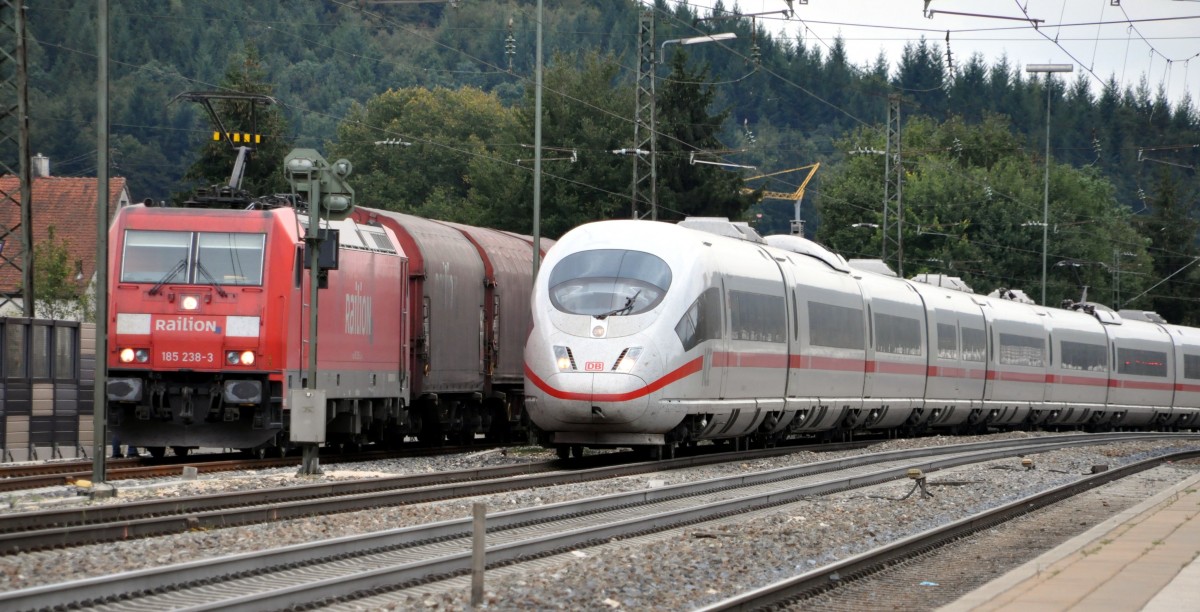 Der ICE 3 überholt 185 238-3 mit Güterzug auf dem Ausweichgleis in Amstetten am 17.09.2011.