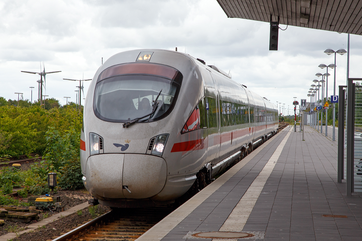 
Der ICE TD bzw. VT 605, Tz 5503 (95 80 0605 003-2 D-DB/ 95 80 0605 103-0 D-DB / 95 80 0605 203-8 D-DB / 95 80 0605 503-1 D-DB) fährt am 15.06.2015, als ICE 33 (Hamburg Hbf - Koebenhavn H), in den Fährbahnhof Puttgarten ein. 