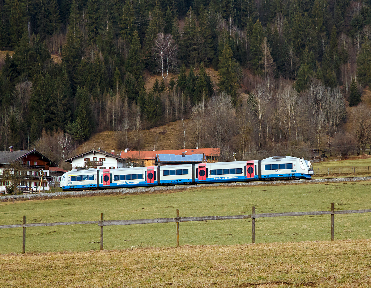 
Der Integral S5D95 - VT 117   Warngau   (95 80 0609 117-6 D-BOBY) der Bayerische Oberlandbahn GmbH (BOB) erreicht am 28.12.2016 bald die Station Bayrischzell-Osterhofen (Oberbay).
Der Integral wurde 1998 von der Integral Verkehrstechnik AG in Jenbach (Tirol) unter der Fabriknummer J3155-17 für die BOB gebaut.

Der Integral S5D95 ist ein Nahverkehrszug, der Hersteller Integral Verkehrstechnik AG in Jenbach (Österreich),  bot ursprünglich eine Produktpalette bestehend aus Triebwagen in verschiedenen Längen und mit verschiedenen Antriebsvarianten (Diesel und elektrisch) an. Durch das Modulkonzept war es möglich, sich nicht nur antriebstechnisch, sondern auch fahrzeugtechnisch den Anforderungen der verschiedenen Verkehrsgesellschaften anzupassen. Es gab Trieb- und Laufwagen und fahrwerkslose Sänften. Der Konzeptentwurf enthielt bis zu elfgliedrige ein- und doppelstöckige Fahrzeuge. Gebaut wurden jedoch nur 17 fünfgliedrige Dieseltriebwagen des Typs S5 D95 für die Bayerische Oberlandbahn (BOB).

Der Integral S5D95 hatte erhebliche Startschwierigkeiten die wohl Ende 2001 die Stilllegung der Produktion der Integral Verkehrstechnik AG in Jenbach zur Folge hatte. Heute bewältigen die 17 Integral S5D95 der BOB täglich ein Aufkommen von über 12.000 Fahrgästen, ca. 3,1 Millionen Fahrzeugkilometern und 60.000 Kupplungsvorgängen im Jahr.

Der Integral ist für schnelles Kuppeln und Flügeln konzipiert und ist ein modernes Dieseltriebfahrzeug. Die BOB verwendet 17 fünfteilige Integrale, bestehend aus zwei Triebköpfen an den Spitzen des Zuges, einem Laufwagen in der Mitte sowie zwei Fahrgastzellen. Er hat automatische Mittelpufferkupplung als Voraussetzung für das Kuppel- und Flügelprinzip. Eine technische Neuerung ist das „virtuelle Drehgestell“. Anstelle herkömmlicher Drehgestelle besitzt der Integral ein aktives Fahrwerk, bei dem in jedem Laufwerksmodul ein Paar luftgefederter Radsätze ein virtuelles Drehgestell bilden und entsprechend dem Knickwinkel der beiden Wagenkästen passend zum aktuellen Kurvenradius radial hydraulisch automatisch verstellt werden. Damit wird der Verschleiß an Rädern und Schienen minimiert und die Laufruhe maximiert. Das Zweirichtungsfahrzeug besitzt an beiden Enden des Zuges einen Führerstand, von dem aus der Zug gefahren werden kann. Konzipiert wurde er als ein Baukastensystem. Trieb-, Laufwagen sowie Fahrgastzellen in Einstockausführung können je nach Zweck des Einsatzes miteinander kombiniert werden und so verschiedenen Anforderungen gerecht werden. Aufgrund seiner hohen Fahrdynamik kann der Integral sehr schnell aus dem Bahnhof heraus beschleunigen. Die Ausstattung umfasst einen bahnsteigebenen Einstieg und behindertengerechte Toiletten, Kinderspielecke und bilden ein geschlossenes System mit Bio-Reaktor.


Die Jenbacher Transportsysteme AG bzw. deren Tochter Integral Verkehrstechnik AG Jenbach (IVT) bekamen von der neu gegründeten BOB den Auftrag, zum Fahrplanwechsel Mai 1998 den Integral in Betrieb zu nehmen. Die 17 Einheiten des Integral wurden alle als Dieselversion an die BOB ausgeliefert. Doch mit der Aufnahme des Regelbetriebes zeigten sich sehr schnell einige Mängel, die dem Zug und der BOB negative Pressemeldungen einbrachten, was letztlich auch das Aus für die IVT bedeutete. Im Jahr 2000 wurden die 17 Integral außer Betrieb genommen und vom Hersteller IVT unter Mitwirkung von Molinari Rail komplett überarbeitet. Nach Behebung der Mängel wurde der Integral zum Fahrplanwechsel 2001 wieder bei der BOB eingesetzt. Seither läuft der Betrieb zuverlässiger, was sich auch in steigenden Fahrgastzahlen widerspiegelt.

In den letzten Jahren sind die Fahrgastzahlen der BOB so stark angestiegen. Es konfrontiert die BOB aber gleichzeitig auch mit einem Problem, dass vor allem im Pendler- und Ausflugsverkehr die Züge oft sehr voll sind.  Zum einen durch neue Fahrgäste, zum anderen, weil zwischen München und Holzkirchen viele S-Bahn-Kunden auf die BOB umsteigen, da die fahrplanmäßige Reisezeit kürzer ist als die der S-Bahn. Aufgrund der vorhandenen 17 Integrale hat die BOB nur eine begrenzte Fahrzeugkapazität. Andere Züge können nicht angemietet werden, da der Integral zur Zeit das einzige Schienenfahrzeug ist, mit dem das einzigartige Kuppel-/Flügelprinzip der BOB gefahren werden kann. Um trotzdem Entspannung zu bestimmten Zeiten zu haben, setzt die BOB zusätzlich zu den Integralen noch dreiteilige Talent-Triebwagen ein. Die Talente fahren als Verstärker in den Hauptverkehrszeiten.

Die BOB hätte sehr gerne weitere neue Integrale. Die Bayerische Landesregierung wollte auch weitere Triebwagen beschaffen, und plante dabei auch unter Beteiligung verschiedener Firmen (u.a. Connex) den Bau des  Integrals  in ehemaligen ADtranz Werk Nürnberg wieder aufzunehmen.  Die Rechte zum Bau weiterer Integral-Gliederzüge sind mit der Schließung der IVT zunächst an die BOB und damit deren Besitzer Connex, heute Transdev GmbH, übergegangen.  Aber nach der Übernahme von ADtranz durch Bombardier, ist das Projekt ins stocken geraten, da die Firma Bombardier in dem Integral Konzept eine Konkurrenz zu ihrem Talent sieht.


Das  Flügelungssystem der BOB:
Eingesetzt wird der Integral von der BOB auf den Strecken des bayerischen Oberlandes und München. Ein Zugverband besteht aus drei Einzelzügen – im Berufsverkehr vier – und beginnt in München Hauptbahnhof. Stündlich fahren dann die Einheiten mit den Zwischenhalten Donnersbergerbrücke, Harras und Siemenswerke (Mo–Fr) sowie Solln (an Wochenenden und Feiertagen) mit bis zu 140 km/h nach Holzkirchen. Dort wird der vordere Zugteil getrennt (geflügelt) und fährt nach kurzem Aufenthalt weiter Richtung Bayrischzell, die anderen beiden Einheiten fahren gemeinsam weiter nach Schaftlach, hier werden diese Einheiten getrennt, wobei der hintere Zugteil als weiterer Flügelzug nach Tegernsee und der vordere Zugteil über Bad Tölz nach Lenggries fährt.  Auf dem Rückweg von Lenggries kuppelt die Lenggrieser Einheit die Tegernseer Einheit an und beide fahren gemeinsam nach Holzkirchen. Dort wartet die aus Bayrischzell gekommene Einheit schon. Der Vorteil des Flügelungssystems liegt in der Einsparung an Trassengebühren, die nach Kilometer und Zug an das Streckennetz gezahlt werden müssen.


Technische Daten des Integral S5D95 (BR 609.1):
Gebaute Anzahl: 17
Hersteller: 	Integral Verkehrstechnik AG, Jenbach
Baujahr:  1998
Achsformel:  A'A'1'1'1'A'
Spurweite: 	1435 mm (Normalspur)
Länge:  53.430 mm  (über Kupplung 52.990 mm)
Höhe:  4.328 mm
Breite: 2.950 mm
Leergewicht:  ca. 74 t
Radsatzfahrmasse: 	19,5 t
Höchstgeschwindigkeit:  160 km/h
Traktions- und Dauerleistung:  900 kW
Anfahrzugkraft: 112 kN
Beschleunigung:  0,6 m/s² bis 60 km/h wenn voll ausgelastet 
Dieselmotoren: 3 Stück MAN D2876 LUH  02
Motorbauart: 6-Zylinder-Reihen-Viertakt-Dieselmotor mit Common-Rail-Einspritzung, Abgasturboaufladung und Ladeluftkühlung
Motor Leistung: 3 × 315 kW (430 PS) = 945 kW
Motor Hubraum:  12,8 Liter (pro Motor)
Antrieb: 	dieselhydraulisch
Bremse: 	KBGM C-P-A-H-Mg (D), hydraulische Bremse
Zugsicherung: 	Sifa, PZB90
Sitzplätze: 	164, davon 14 in der 1. Klasse
Stehplätze:  200
Fußbodenhöhe: 	780 mm / 1.150 mm
