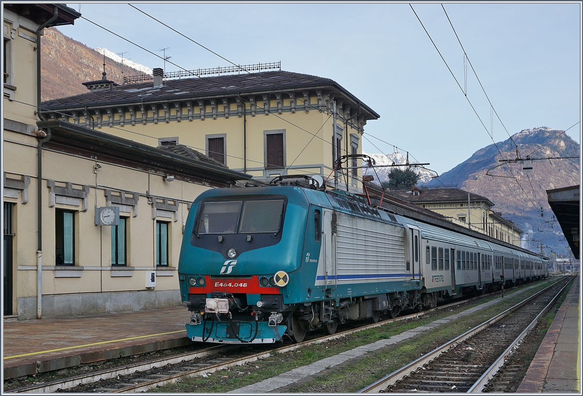 Der  Klassiker  aus Domodossola: ein Regionalzug wartet auf Gleis 1 auf die abfahrt nach Milano - in diesem Fall die FS Trenitalia E 464.048 mit einer Trenord Garnitur als RE nach Milano Centrale.
29. Nov. 2018
