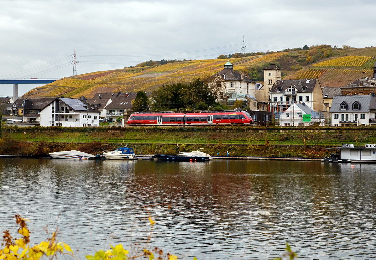 Der kleine zweiteilige Bombardier Talent 2 der DB Regio 442 004 / 442 504  Klotten  (94 80 0442 004-8 D-DB / 94 80 0442 504-7 D-DB) erreicht am 30.10.2017 bald den Bahnhof Winningen/Mosel. 

Der Baby-Hamster wurde 2009 von Bombardier Transportation GmbH in Hennigsdorf unter den Fabriknummern HEN 25302 und HEN 25303 gebaut, die Abnahme erfolgte jedoch erst 2013.
