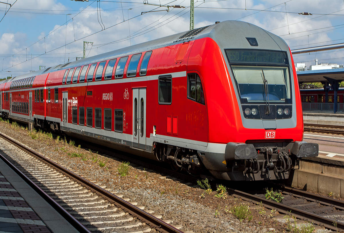 Der Klimatisierter Doppelstock-Steuerwagen 2. Klasse (DoSto-Steuerwagen) D-DB 50 80 86-75 033-0 DBpbzf 763.6 am 27.08. 2017 im Hbf Hanau am Zugschluss des RE 50.

Der Wagen wurde 1999 von DWA G�rlitz gebaut. Ab 1999 wurden die neu beschafften Steuerwagen mit einem vergr��erten behindertengerechtem WC ausgestattet, welches die Bauart DBpbzfa 763.6 charakterisiert. Derzeit sind Wagen dieser Bauart nur in Hessen und Nordrhein-Westfalen beheimatet. Der Wagen ist klimatisiert, besitzt BiLED-Anzeigen und ist f�r 160 km/h zugelassen. 

TECHNISCHE DATEN: 
Spurweite: 1.435 mm
L�nge �ber Puffer:  27.270 mm
Wagenkastenl�nge:  26.660 mm
Wagenkastenbreite:  2.784 mm
H�he �ber Schienenoberkante: 4.631 mm
Drehzapfenabstand:  20.000 mm
Achsstand im Drehgestell:  2.500 mm
Drehgestellbauart:  G�rlitz VIII
Leergewicht:  52 t
H�chstgeschwindigkeit:  160 km/h
Bremsbauart:  KE-PR-A-Mg-mZ (D) [ep|NB�]
Sitzpl�tze:  101 (2. Klasse) und 2 Rollstuhlpl�tze
Toiletten:  1, behindertengerecht, geschlossenes System
Hersteller:  Deutsche Waggonbau AG (DWA), Werk G�rlitz 
Baujahre: 1999 bis 2000
Bemerkungen: 1 Mehrzweckabteil