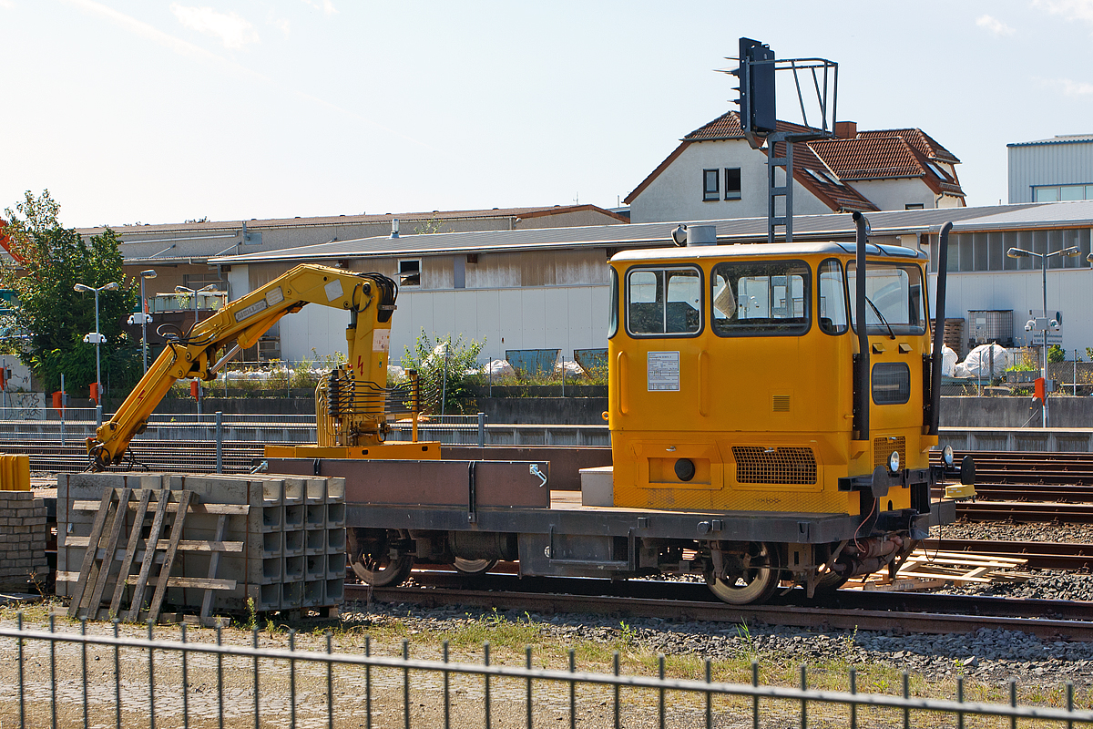 Der Klv 53 der Bauart BA 531 - Schwerer Rottenkraftwagen - mit der Schwer Kleinwagen Nr. 53 0574 – 3 der HLB Basis AG ist am 11.08.2014 beim Bahnhof Usingen abgestellt. Die Abkürzung Klv steht für Kleinwagen mit Verbrennungsmotor. Oft wird er auch als Skl 53 bezeichnet, wobei das Skl für Schwerkleinwagen steht.

Der Klv 53 0574 - 3 wurde 1977 von der ROBEL Bahnbaumaschinen GmbH in Freilassing unter der Fabriknummer 54.13-6-AA 239 (Typ Robel  53.13) gebaut und als 53.0574 an die Deutsche Bundesbahn geliefert.  Ab 1994 war er dann als Skl 53 0574-3 bei der DB Netz AG, bis Anfang der 2000ter  zur FKE - Frankfurt-Königsteiner Eisenbahn AG bzw. HLB Basis AG kam.

Die DB beschaffte in den Jahren 1964 bis 1981 840 Klv 53. Neun verschiedene Varianten des Rottenkraftwagen wurden gebaut. Gegenüber seinen Vorgängern hat er ein wesentlich größeres Führerhaus für einen Fahrer und 6 weitere Personen. Der Klv 53 kann unabhängig vom Fahrmotor über ein ölgefeuertes Luftheizgerät beheizt werden. Die ersten abgelieferten Fahrzeugen waren mit luftgekühlten KHD-Dieselmotoren ausgerüstet, anfangs 4-Zylinderreihenmotore, später 6-Zylinder-V-Motore der Baureihe F6L413. Das Führerhaus war an die Stirnseite gerückt, Motor und mechanisches 5-Ganggetriebe wurden unter das Führerhaus gelegt. Über ein Verteilergetriebe in Fahrzeugmitte, Gelenkwelle und Achsantrieb werden beide Radsätze angetrieben. 3 Fußpedale sind zur Regulierung der Motorleistung, Betätigung der Kupplung und der Bremse vorhanden.

Die Ladeflächenhöhe beträgt 820 mm. An der Führerhausseite sitzt eine Rammbohle mit ungefederten Puffern. Die Anhängerkupplungen stammen aus dem LKW-Bau. Gummischeiben und Stoßdämpfer sind als einfache Federung zwischen Achslagergehäuse und Fahrzeugrahmen vorhanden. Die Radsätze sind durch einseitige Achslenker am Rahmen befestigt. Die direkt wirkende Bremse (Wadi (D)) arbeitet pneumatisch auf alle Radsätze, die gleichzeitig als Bremsscheiben (Scheibenbrese) ausgebildet sind.

Am Ende der Ladefläche befindet sich ein hydraulischer Ladekran mit 50 kNm Lademoment (5 t), bei diesem ein Kran vom Typ Meiler MK 80 R DB. Der Kran ist drehbar im Kranfuß gelagert. Der Kran ist auf eine Hubhöhe von 4,3 m über SO begrenzt. Für besondere Einsätze - Maste stellen - kann diese Begrenzung ausgesetzt werden. 


Die Arbeitsgeschwindigkeit von 0 bis 2 km/h wird mit einem zusätzlichen hydrostatischem Antrieb erreicht.

Technische Daten von dem Klv 53 0574 – 3:
Spurweite: 1.435 mm (Normalspur)
Achsformel: B
Länge über Puffer: 6.870 mm
Achsabstand: 3.750 mm
Höchstgeschwindigkeit : 70 km/h
Eigengewicht: 8.100 kg
Nutzlast: 7.900 kg
Anhängelast: 42 t
Zur Mitfahrt zugel. Personen: 6
Motor: Deutz luftgekühlter 6-Zylinder-V-Dieselmotor  vom Typ F 6L 413 V
Motorleistung: 85 kW (116 PS)