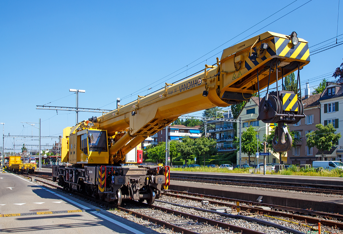 
Der Kran XI der Vanomag AG, Mechanischer Gleisbau, (CH 6304 Zug), ein 110t - KIROW Gleisbauschienenkran KRC 1010, Schweres Nebenfahrzeug Nr. 99 85 9219 031-3 CH-VMG VTmaass, abgestellt am 07.06.2015 in Zürich-Tiefenbrunnen. 

Weitere Beschreibung siehe: http://hellertal.startbilder.de/bild/Schweiz~Bahndienstfahrzeuge~Schienenkrane/438396/der-110t---kirow-gleisbauschienenkran-krc.html