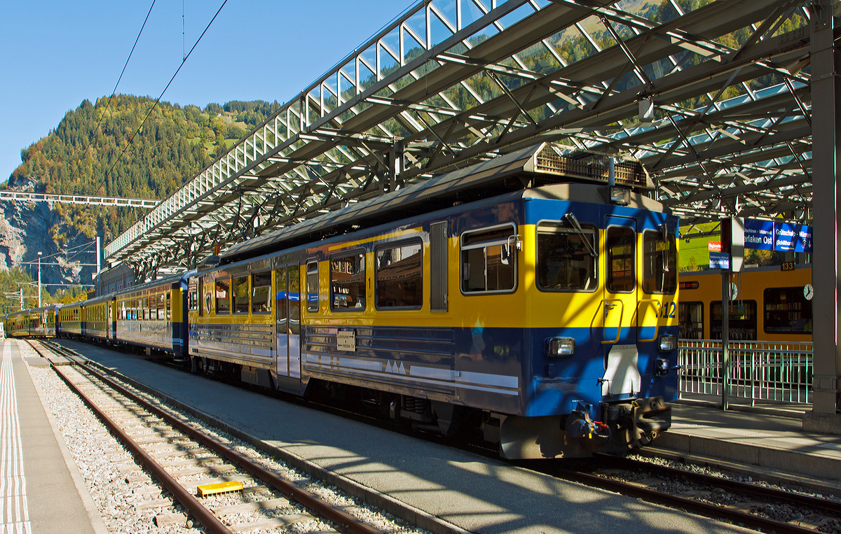 
Der lange BOB-Zug (Berner Oberland-Bahn) verl�sst den Bahnhof Lauterbrunnen in Richtung Interlaken Ost am 02.10.2011. Am Ende der Triebwagen ABeh 4/4 Nr. 312   Interlaken .