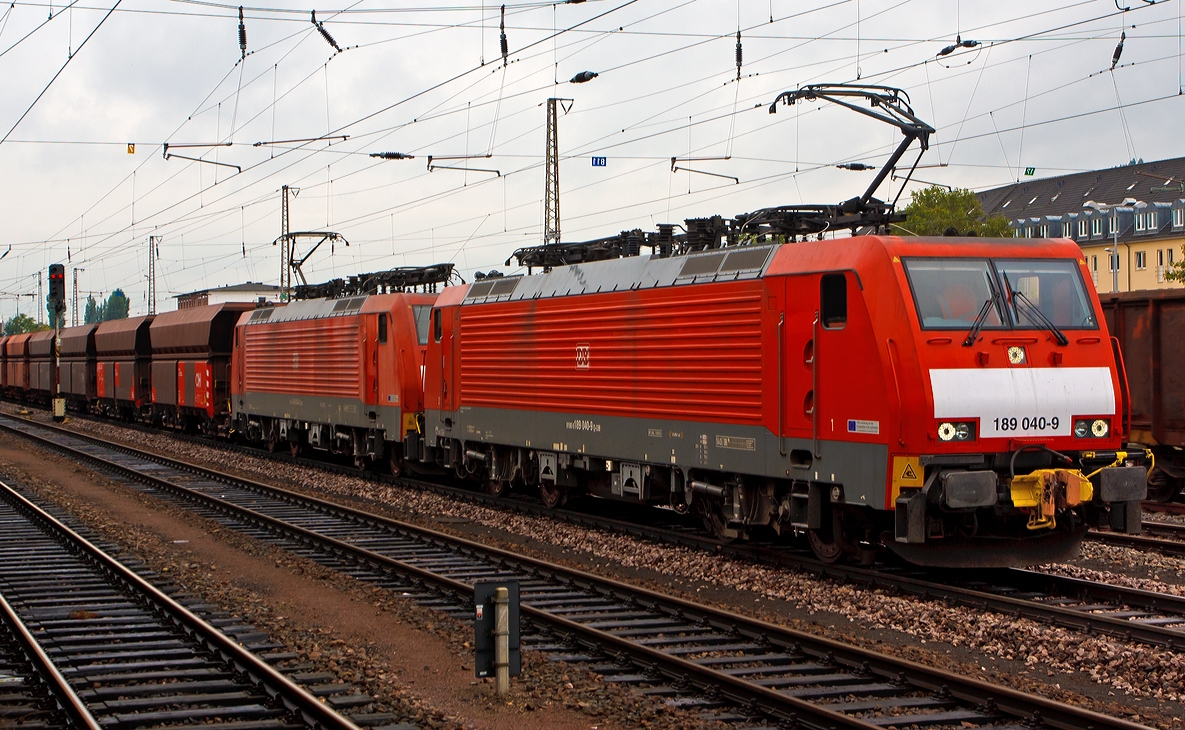 Der lange Erzzug (mit Falrrs 153 Wagen), gezogen von 189 040-9 und 189 034-2 der DB Schenker Rail, hatte am 05.10.2013 im Hbf Trier Hp 0. 

Diese schweren Z�ge werden mit  der Automatischen UIC-Kupplung (AK) gefahren, die Wagen haben keine Seitenpuffer.