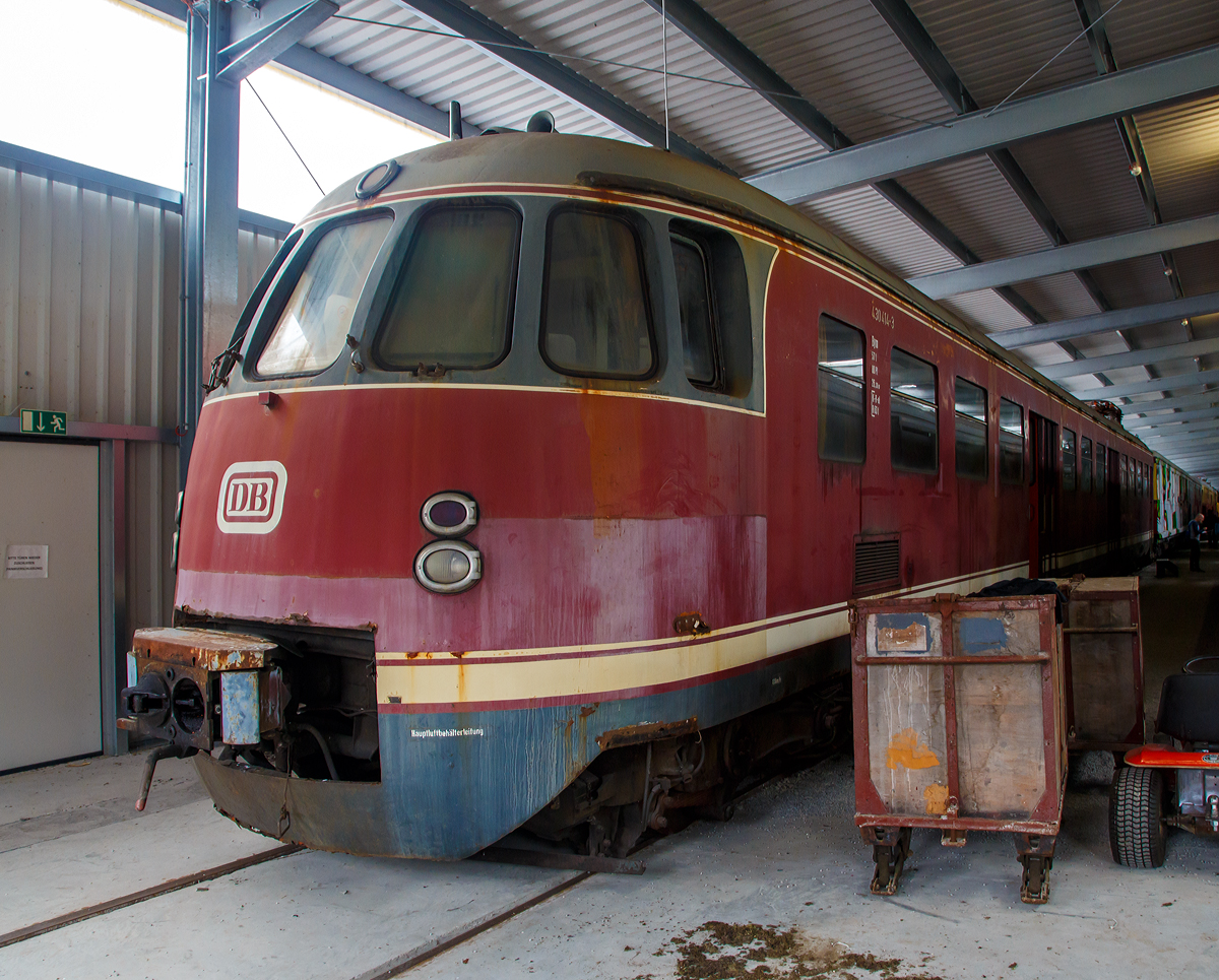 
Der letzte erhaltene Triebkopf seiner Gattung...Der ET 30 Triebkopf 430 414-4 (Bym) am 09.09.2017 in der SVG Eisenbahn-Erlebniswelt Horb. Von der einstigen vierteilige Garnitur (ET 30 014) mit Sonder-Barwagen, die zehn Jahre lang als Exponat des DB Museums in Koblenz hinter stellt war, ist nur noch dieser Triebkopf 430 414-4 übrig. Da die Substanz der Einheit 1996 schon so schlecht war, wurden der Triebkopf 430 014, sowie die zwei Mittelwagen zerlegt. Erhalten blieb nur der Triebkopf 430 414-4.

Die Elektrotriebwagen der DB-Baureihe ET 30 (ab 1968 DB-Baureihe 430) wurden für den Nahschnellverkehr im Ruhrgebiet konzipiert. Sie bestanden aus zwei Triebwagen und meist einem kurzgekuppelten Mittelwagen, die durch Wagenübergänge mit Gummiwülsten verbunden waren. Es konnten auch zwei Mittelwagen mitgeführt werden. Der Zug führte die erste und zweite Wagenklasse. Eingestellt wurden die Fahrzeuge unter der Baureihenbezeichnung ET 30 (Triebwagen) bzw. EM 30 (Mittelwagen). Konstruktiv bauten die Triebwagen auf der 1952 entwickelten Baureihe ET 56 (später BR 456) auf, verfügten aber über wesentlich mehr Antriebsleistung.

Die Hersteller der Triebzüge waren Waggonfabrik Uerdingen, MAN, Fuchs, Westwaggon und WMD, die Drehgestelle lieferte Wegmann und die elektrische Ausrüstung kam von SSW, AEG sowie BBC.

TECHNISCHE DATEN:
Gebaute Anzahl: 24
Baujahr:  1956
Spurweite: 	1.435 mm (Normalspur)
Achsformel:  Bo'2'+2'2'+2'Bo' (Dreiteiliger Triebzug)
Länge über Kupplung:  80.360 mm (Dreiteiliger Triebzug)
Höhe: 3.900 mm
Breite: 2.814 mm
Drehzapfenabstand: 	19.000 mm
Höchstgeschwindigkeit:  120 km/h
Stundenleistung:  4×440 kW = 1.760 kW
Dauerleistung: 	4×400 kW = 1.600 kW
Beschleunigung:  0,7 m/s2
Treibraddurchmesser: 	1.100 mm
Laufraddurchmesser: 	950 mm
Stromsystem: 	15 kV 16,67 Hz ~

